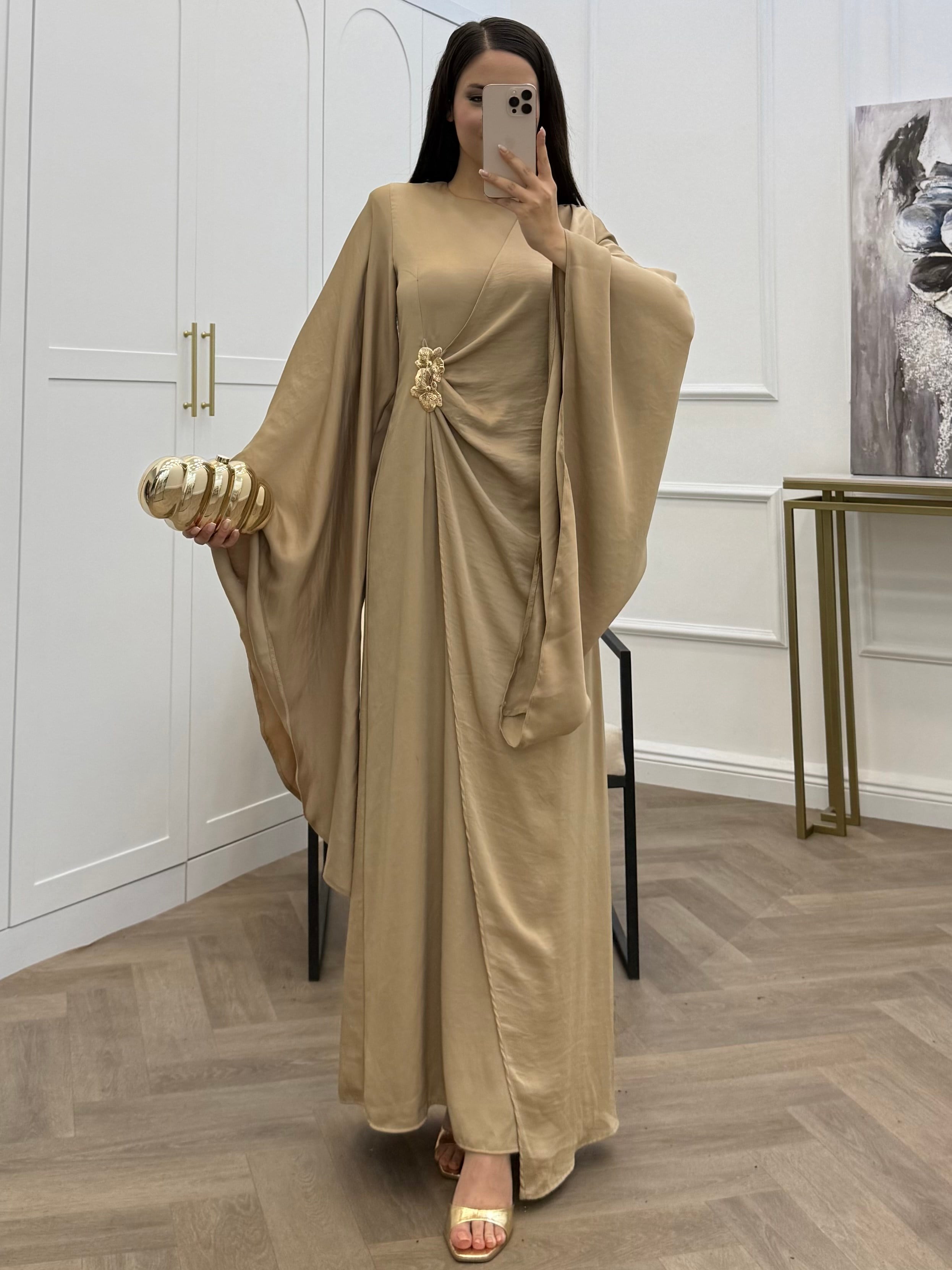 YARASA KOL GOLD TOKALI SATEN ELBİSE BEJ