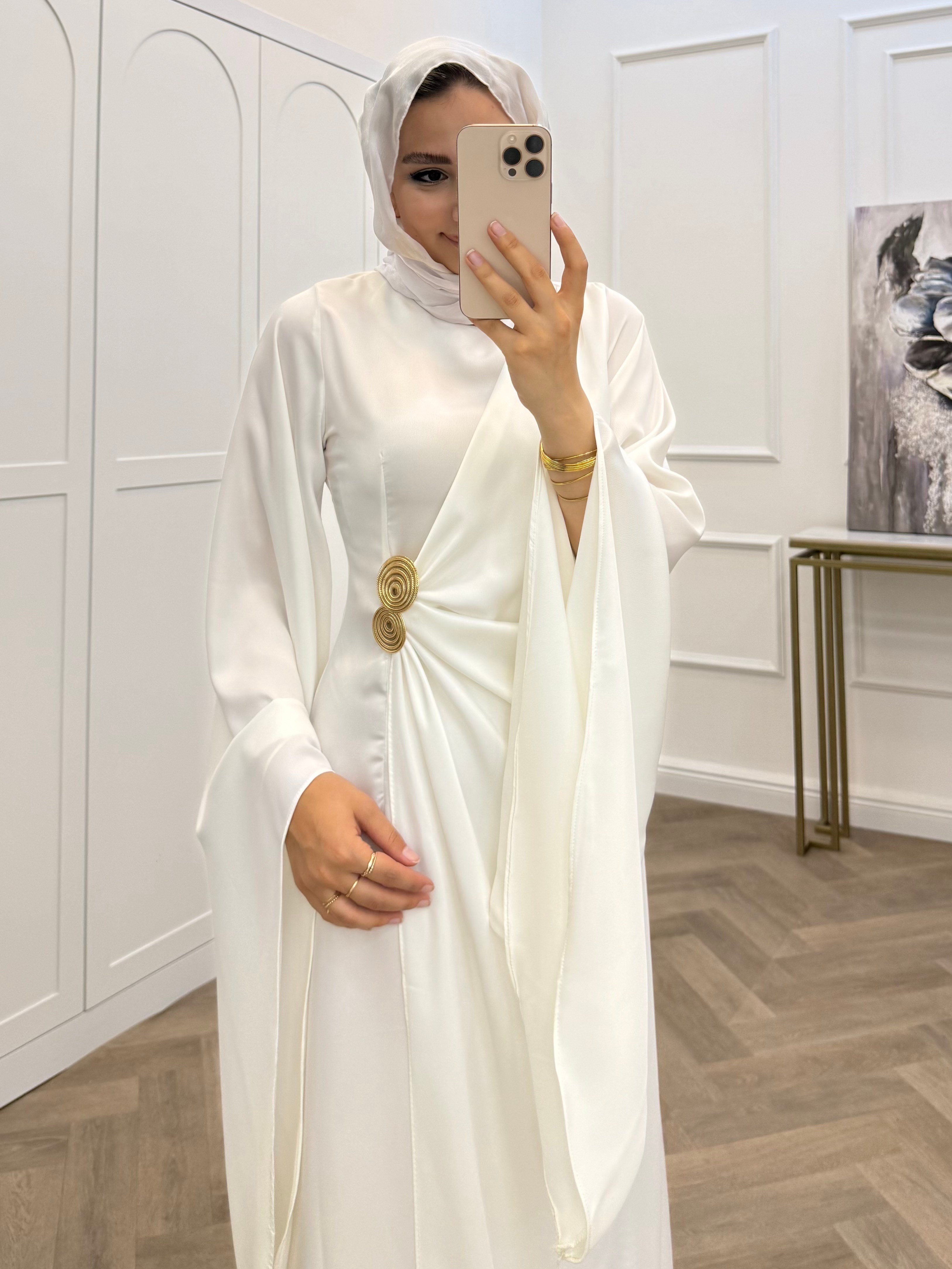 YARASA KOL GOLD TOKALI SATEN ELBİSE BEYAZ
