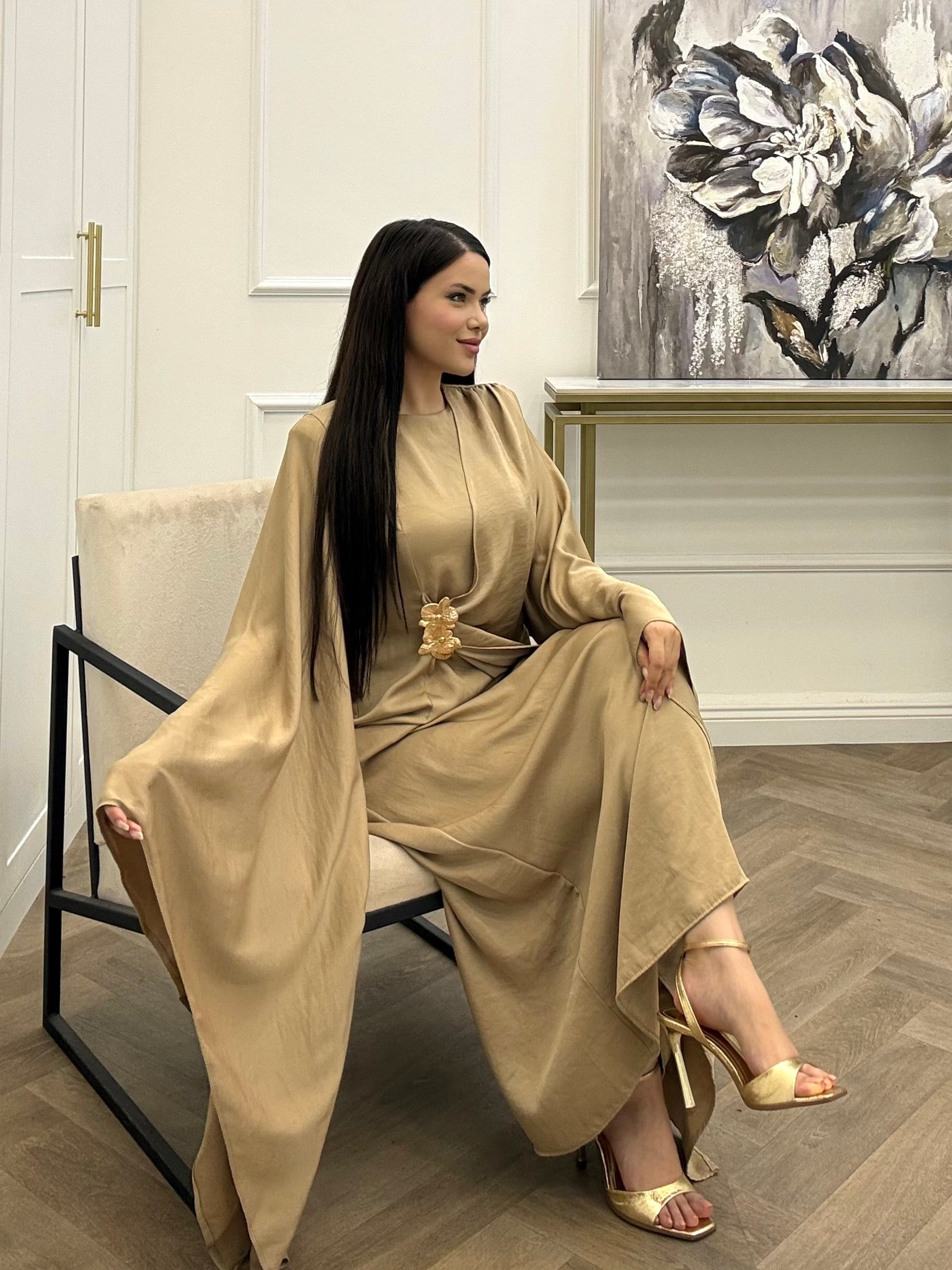 YARASA KOL GOLD TOKALI SATEN ELBİSE BEJ