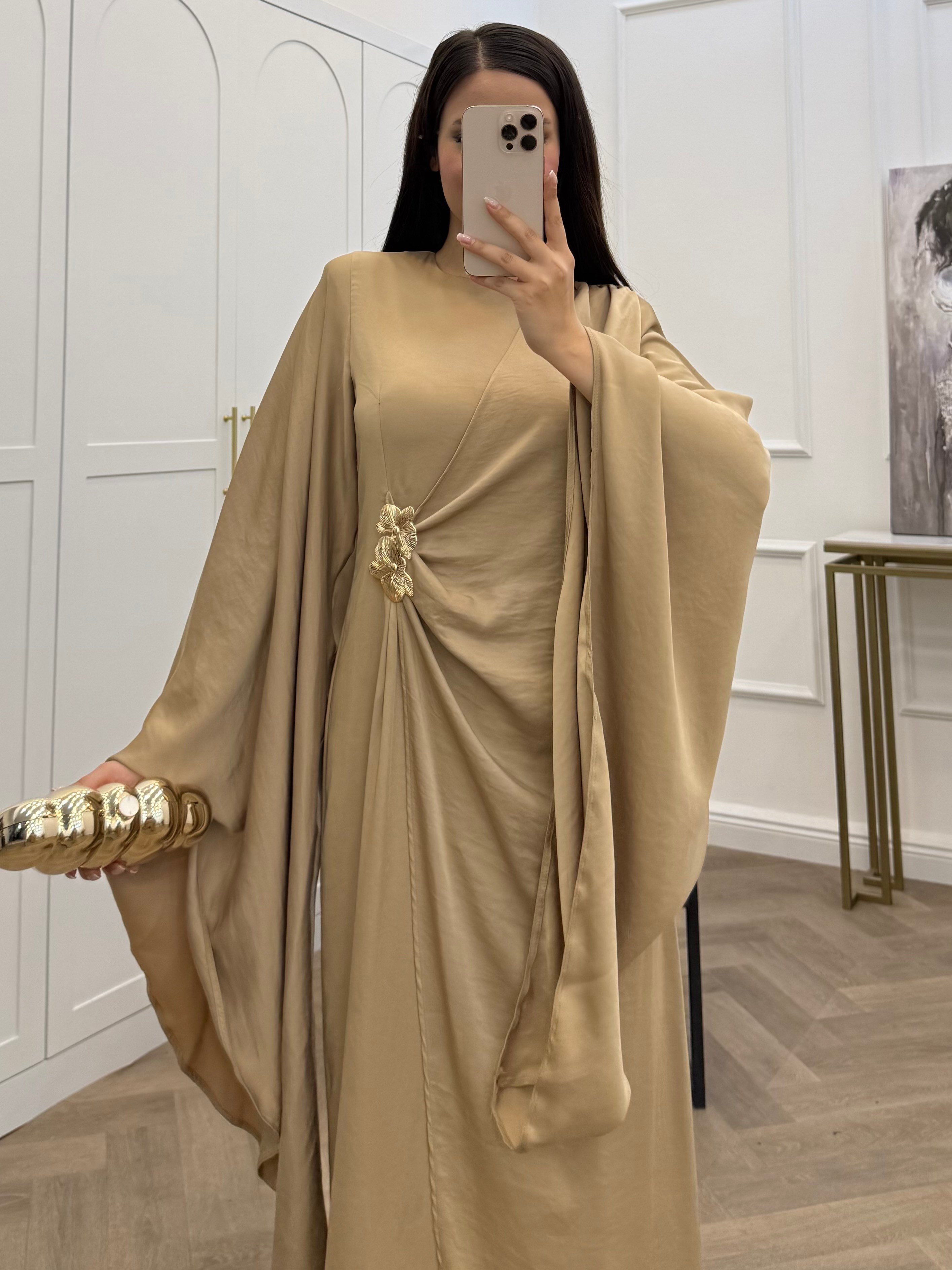 YARASA KOL GOLD TOKALI SATEN ELBİSE BEJ