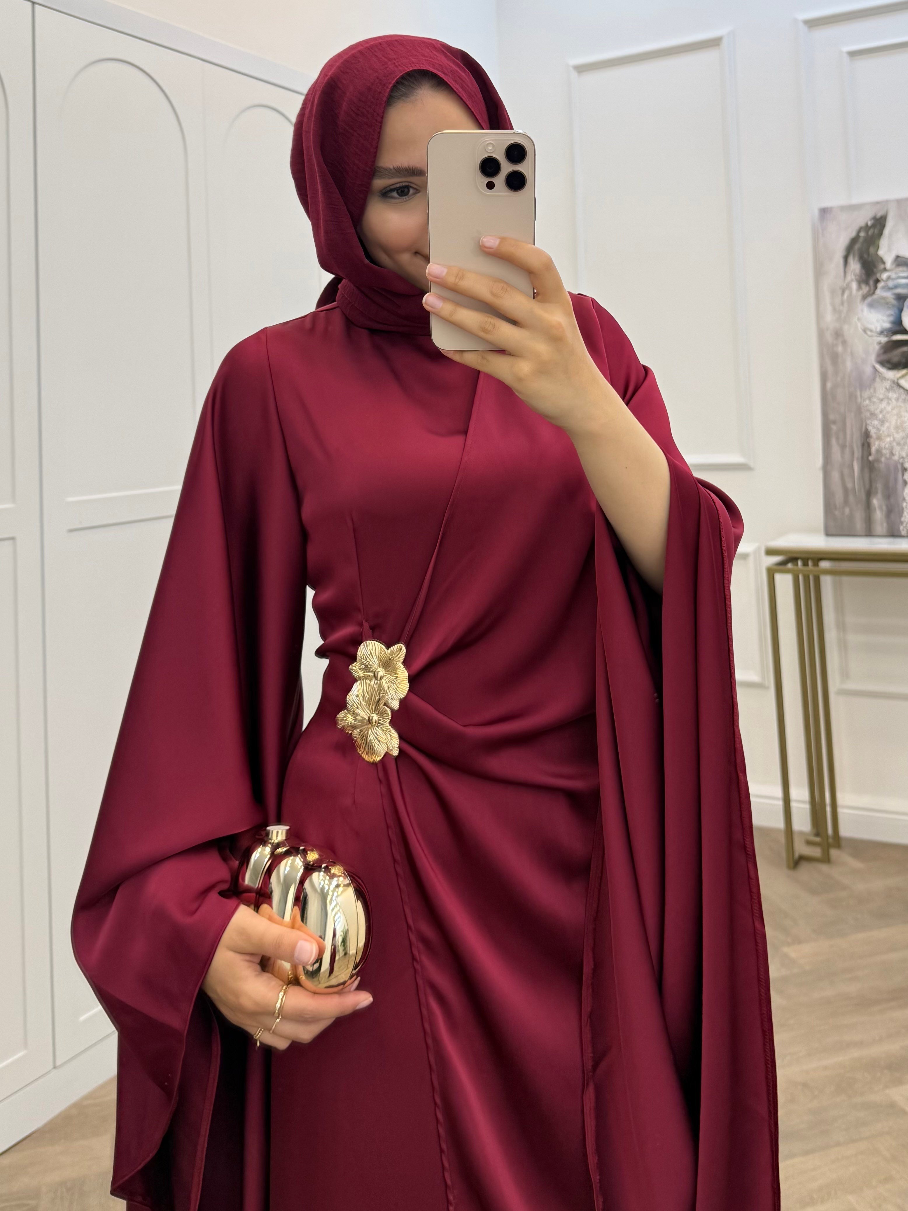 YARASA KOL GOLD TOKALI SATEN ELBİSE BORDO