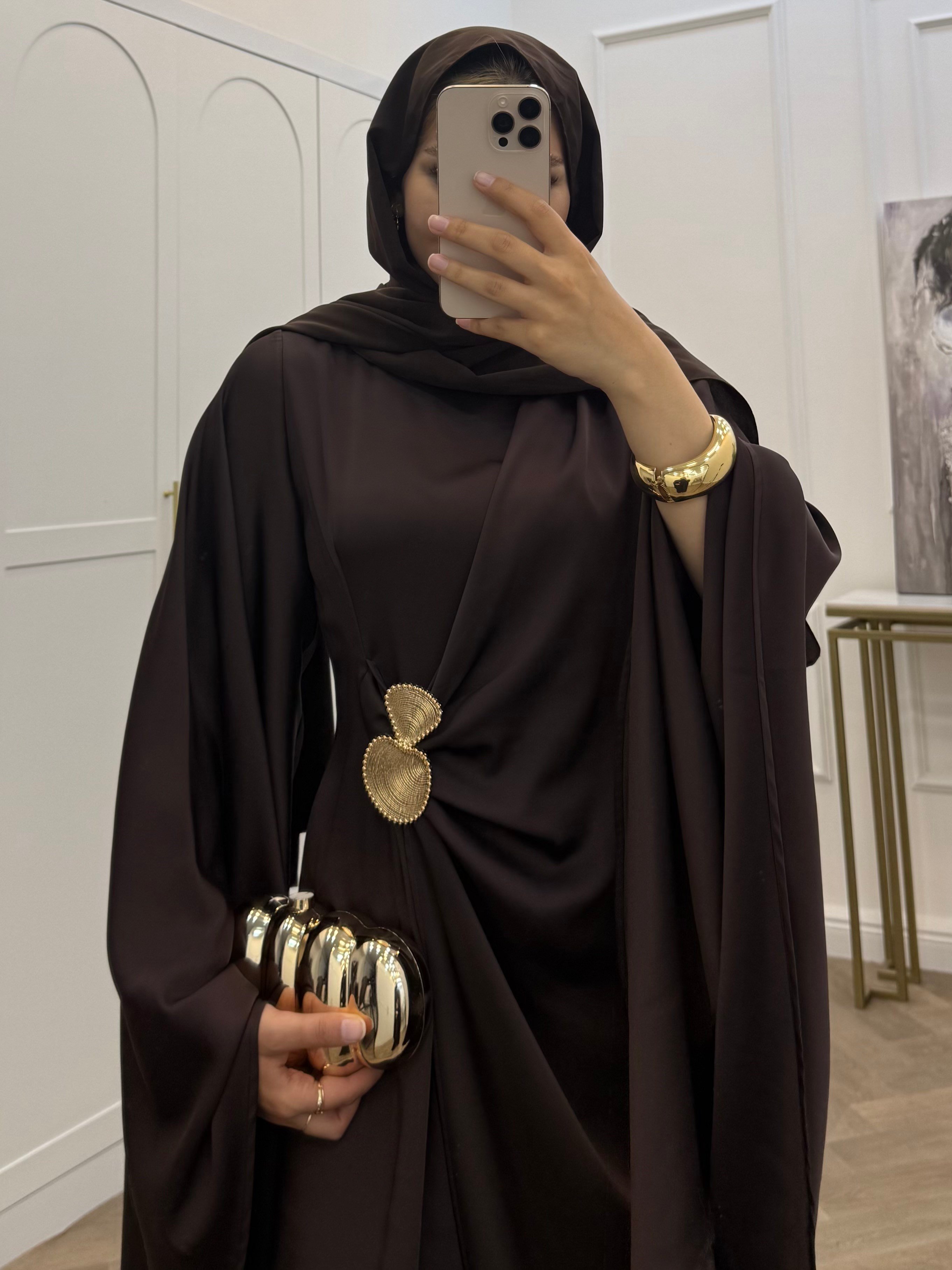 YARASA KOL GOLD TOKALI SATEN ELBİSE KAHVE