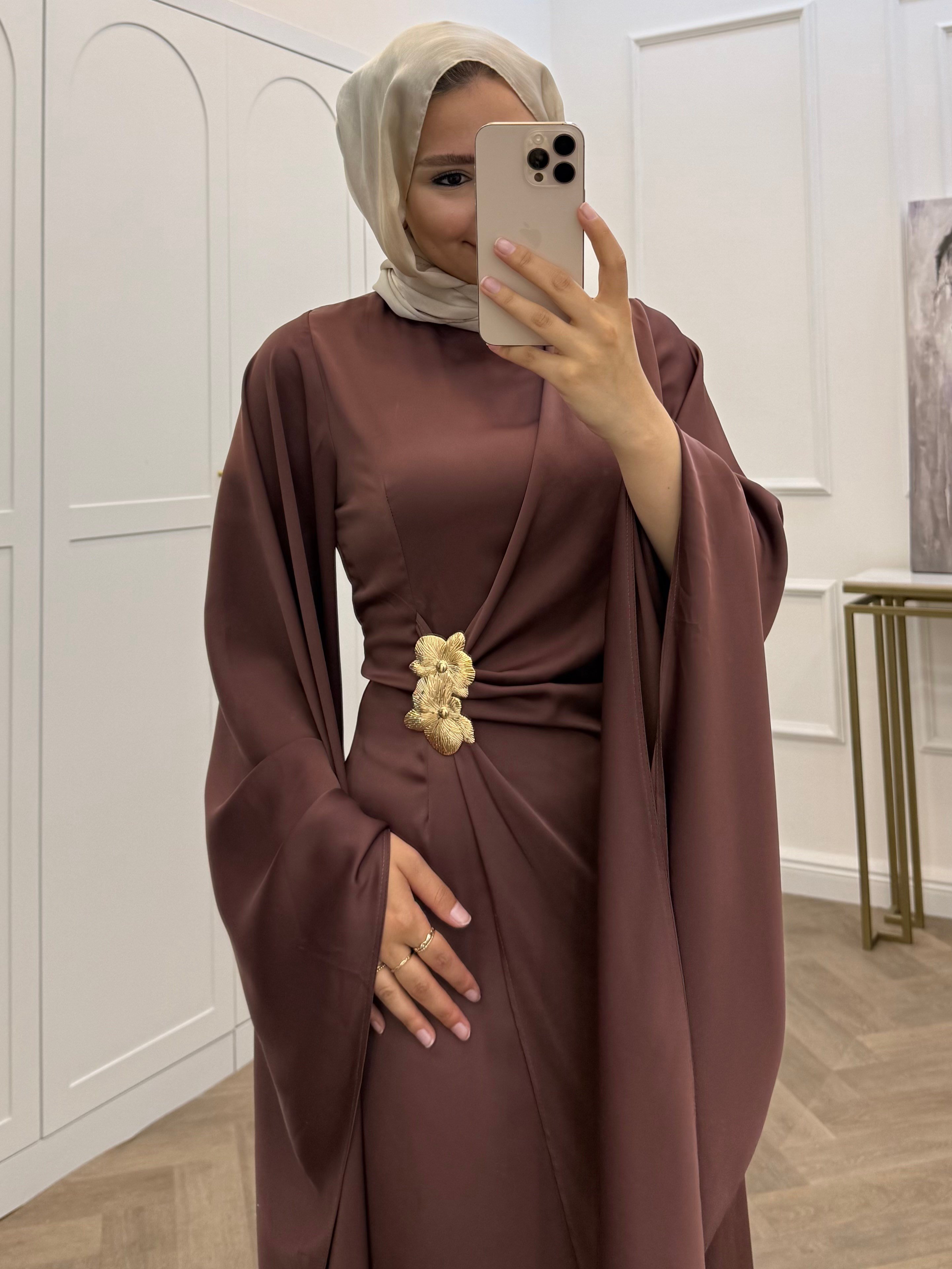 YARASA KOL GOLD TOKALI SATEN ELBİSE KAHVE