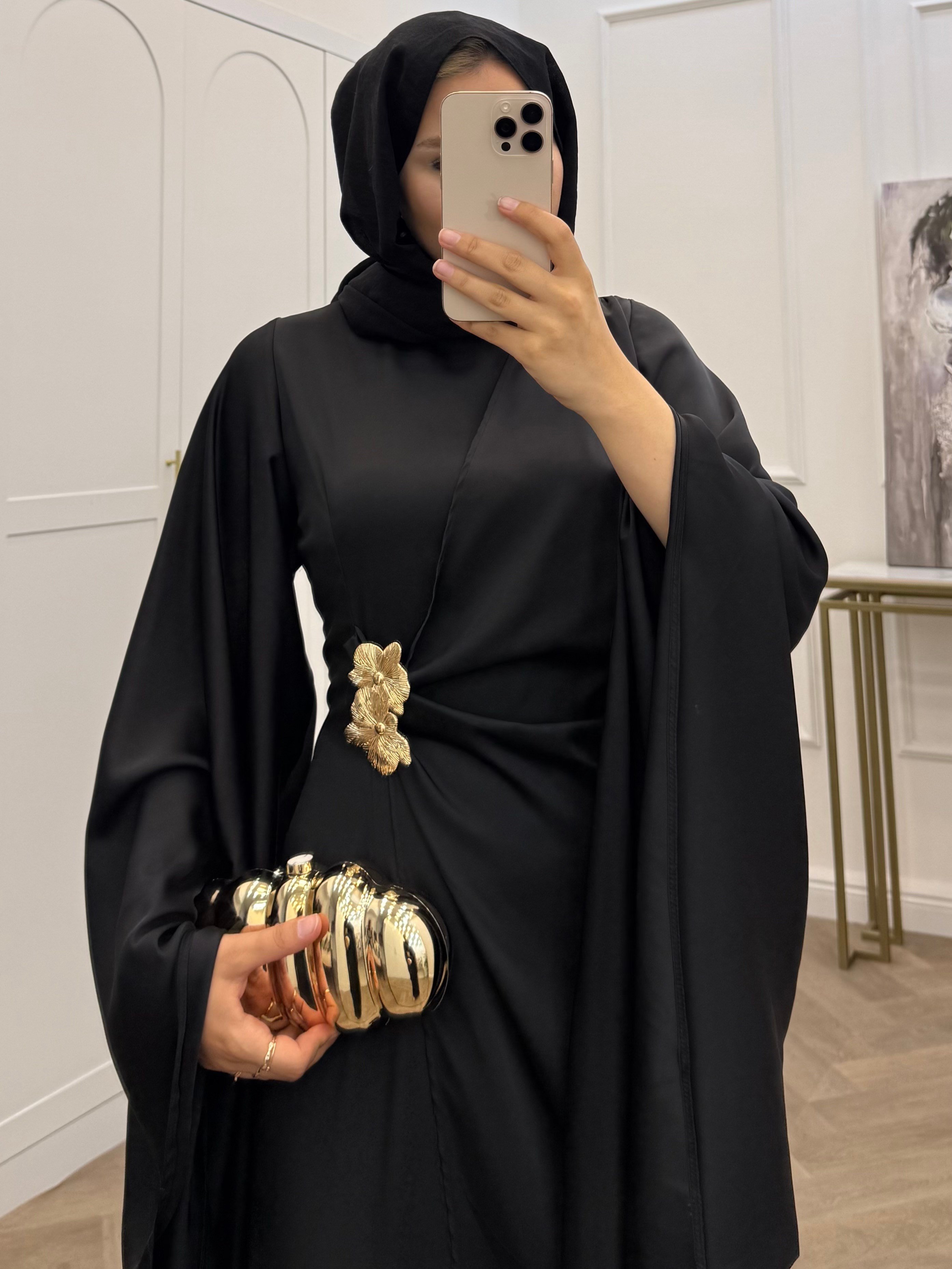 YARASA KOL GOLD TOKALI SATEN ELBİSE SİYAH