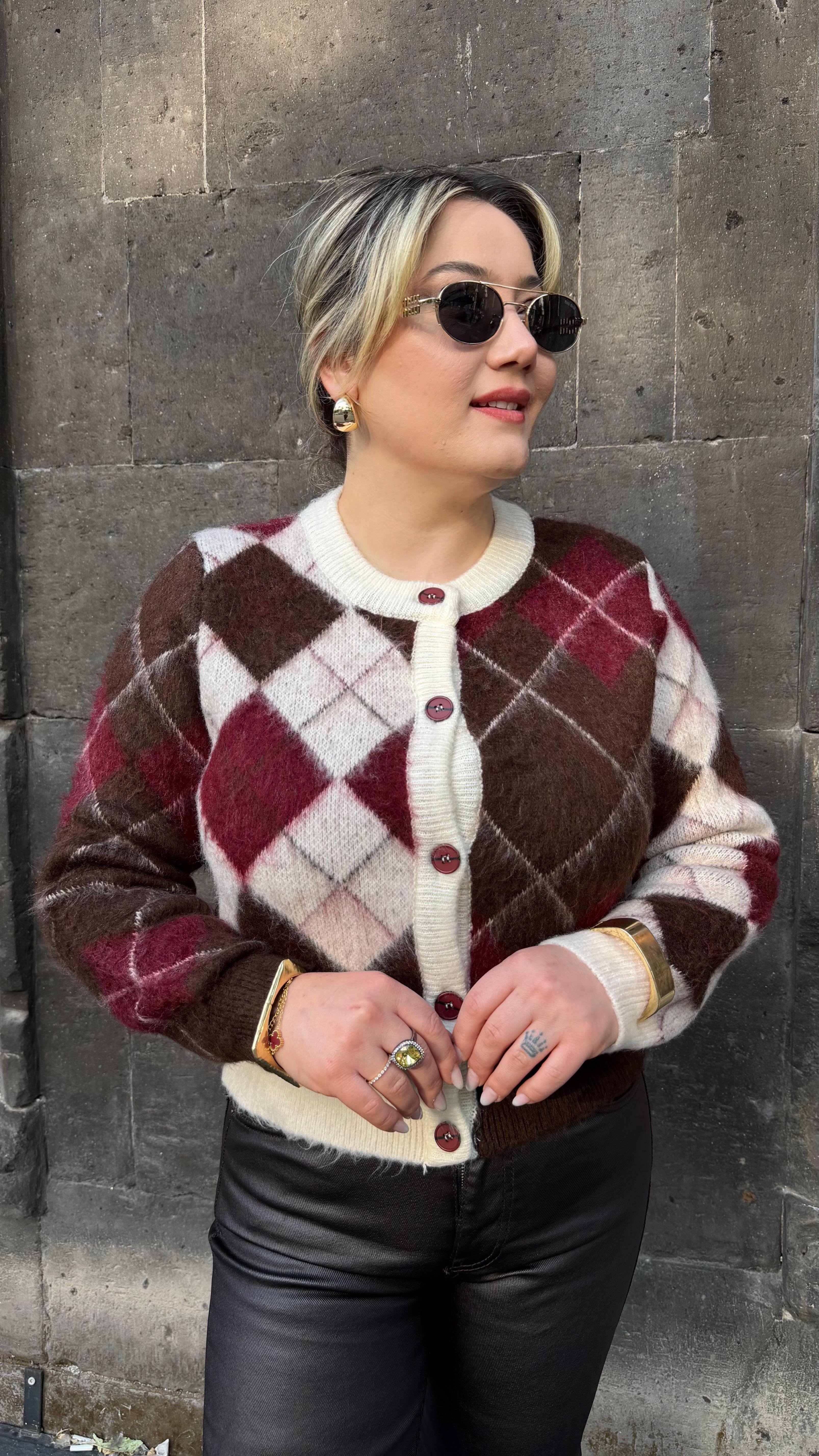BAKLAVA DESEN AKRİLİK HIRKA BORDO 
