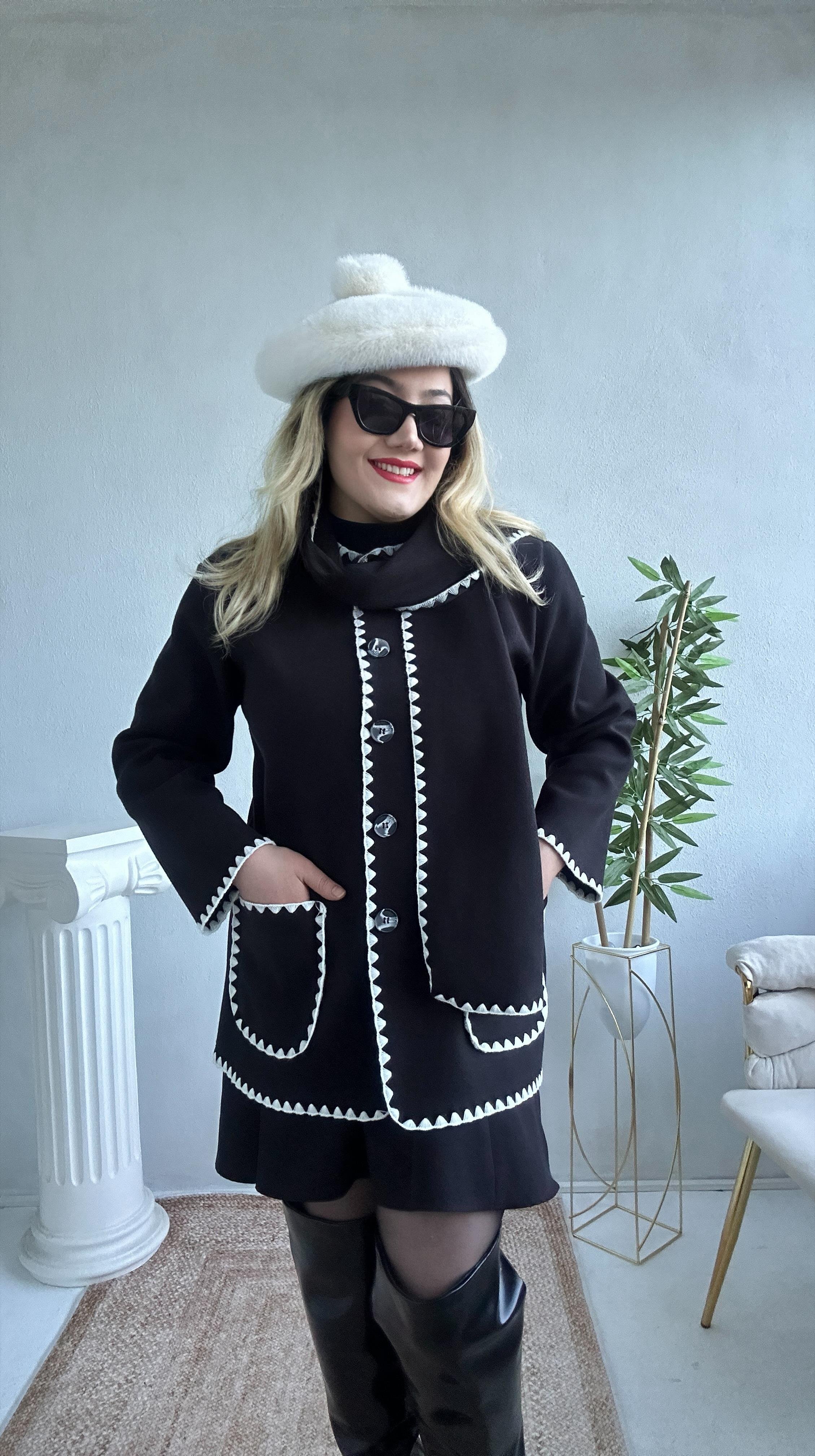 Beyaz biye detaylı atkılı kaşe ceket