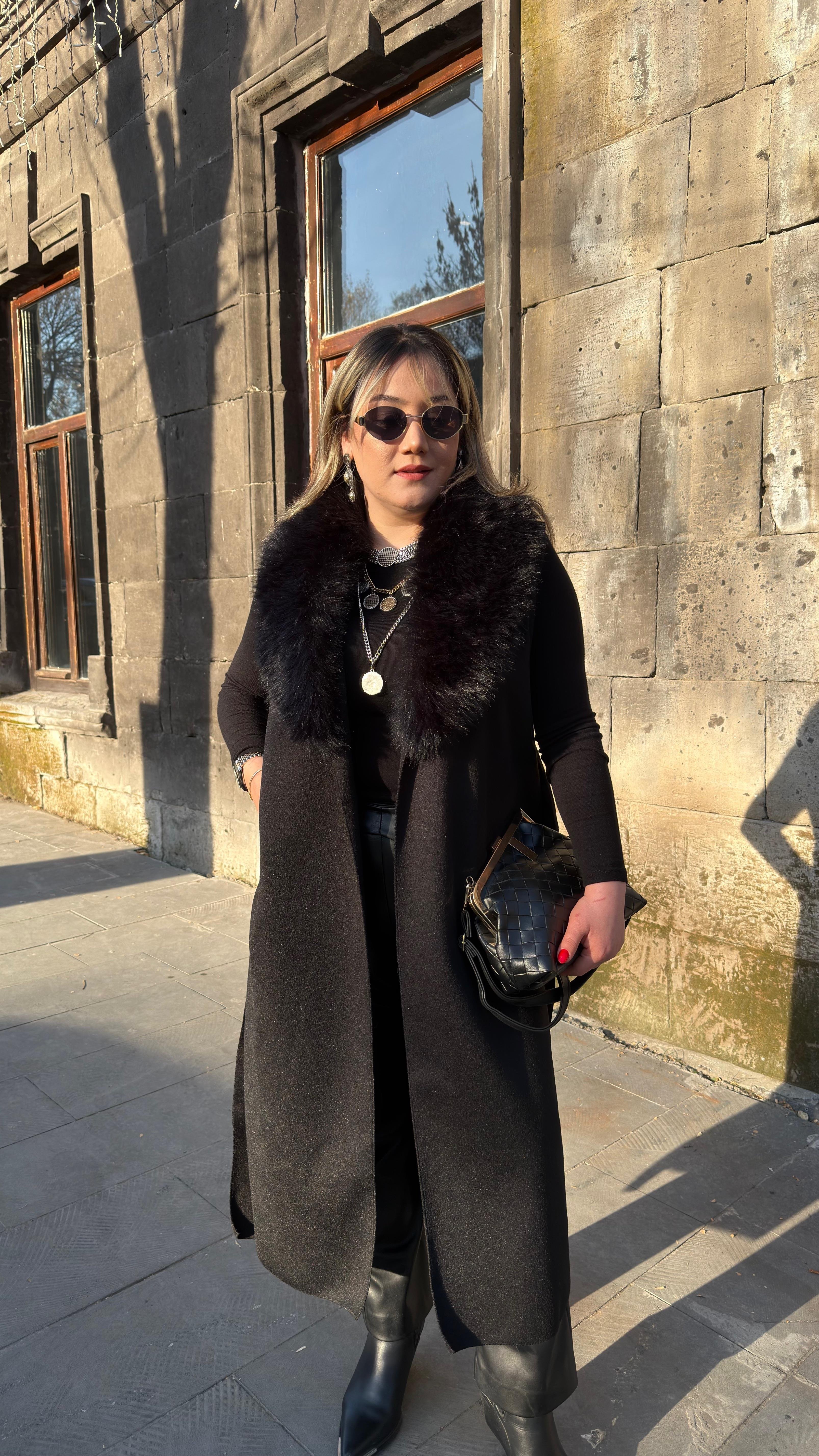 ÇIKARILABİLİR KÜRK YAKALI KUŞAK DETAYLI MAXİ KAŞE YELEK 