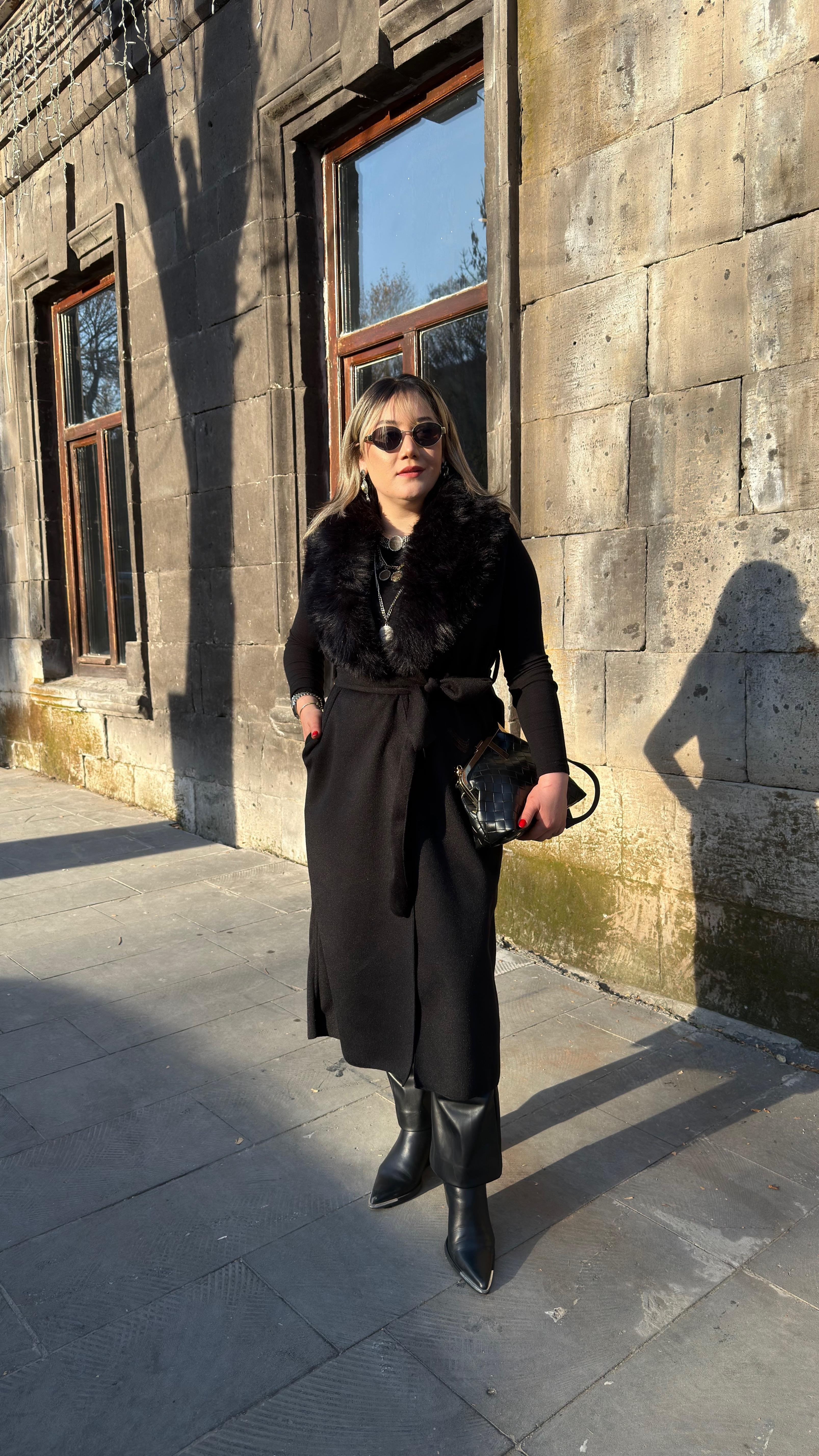 ÇIKARILABİLİR KÜRK YAKALI KUŞAK DETAYLI MAXİ KAŞE YELEK 