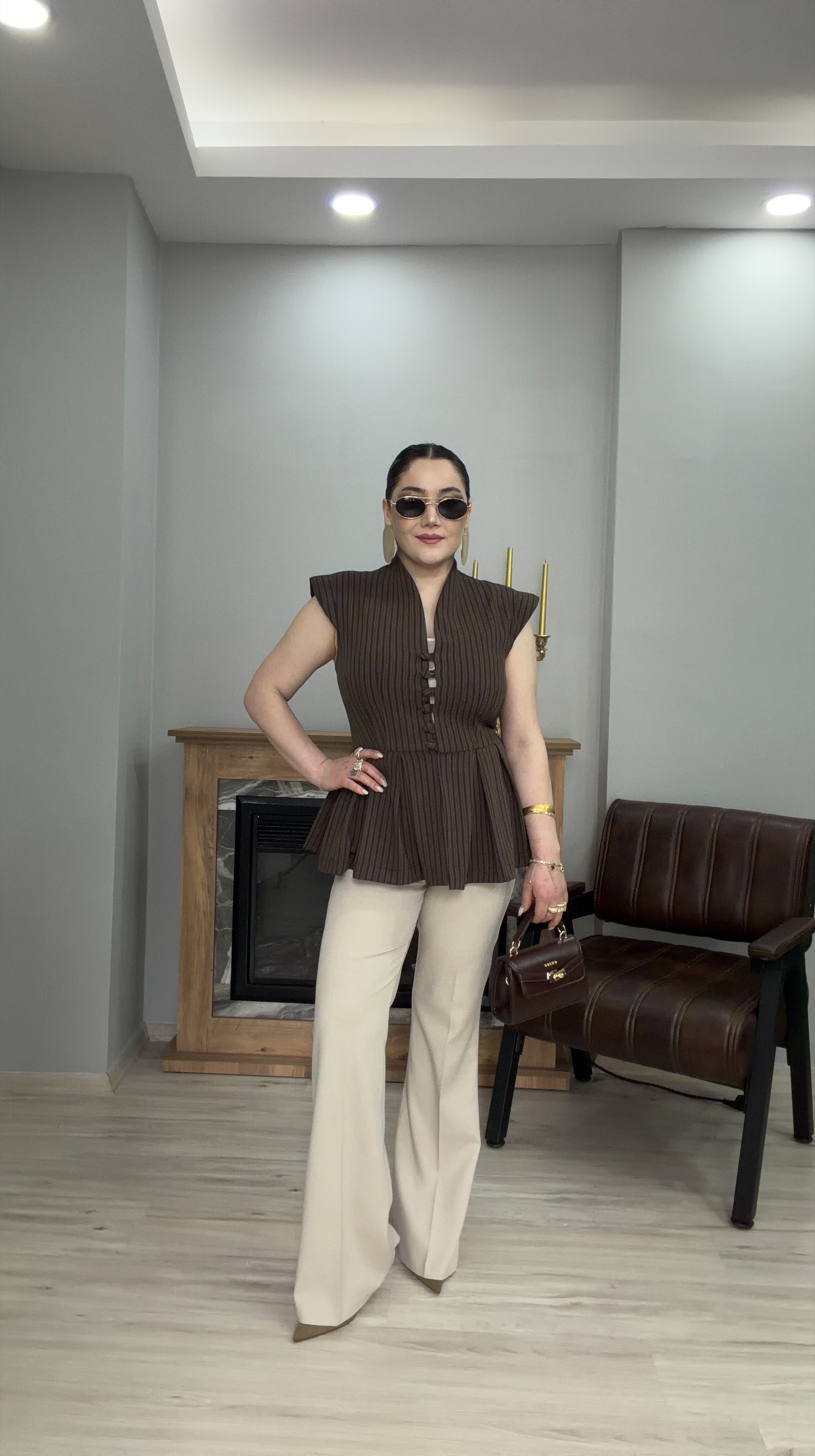 ÇİZGİLİ DESEN DİK YAKA YELEK BLUZ  KAHVE