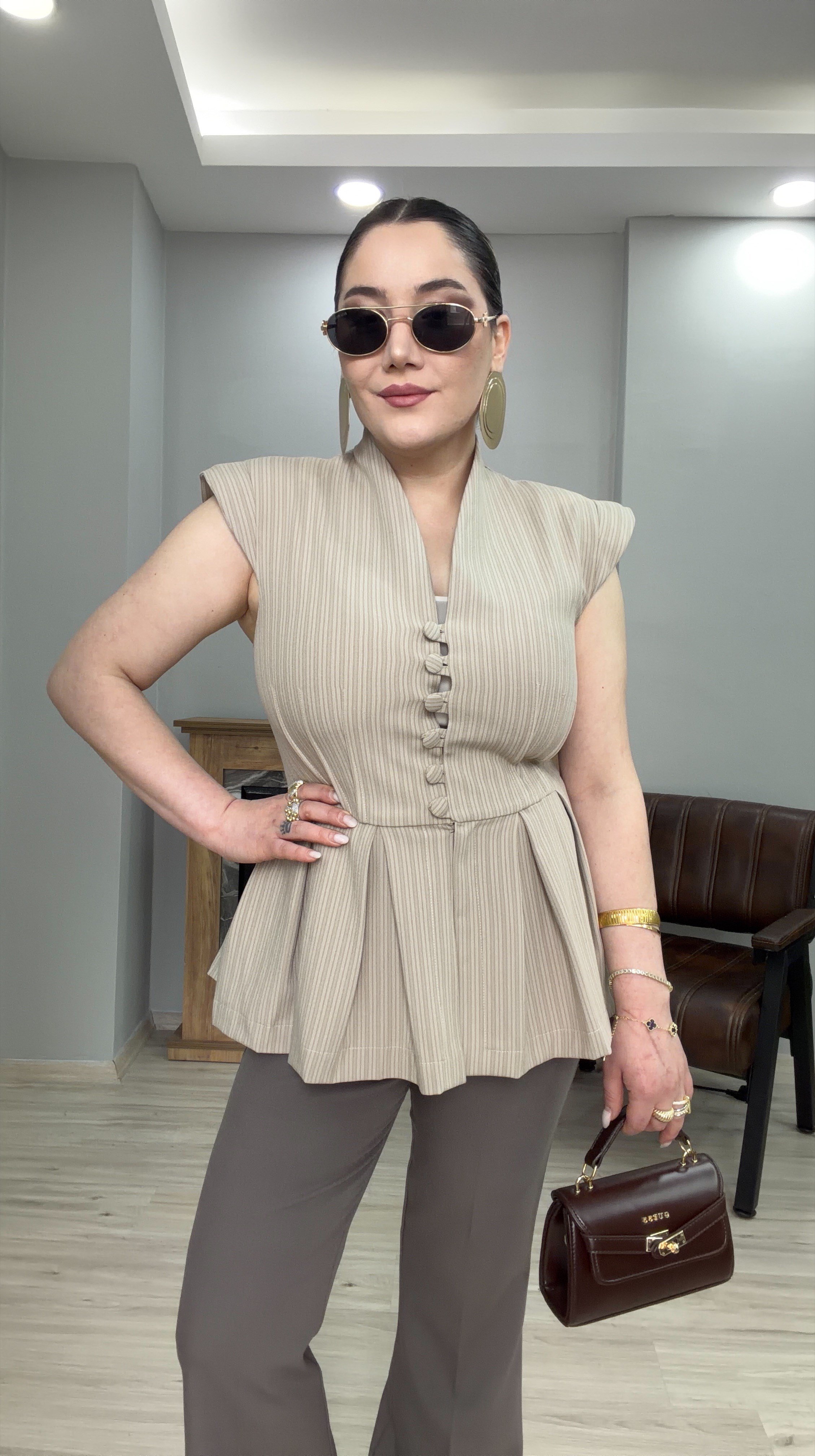 ÇİZGİLİ DESEN DİK YAKA YELEK BLUZ  TAŞ 