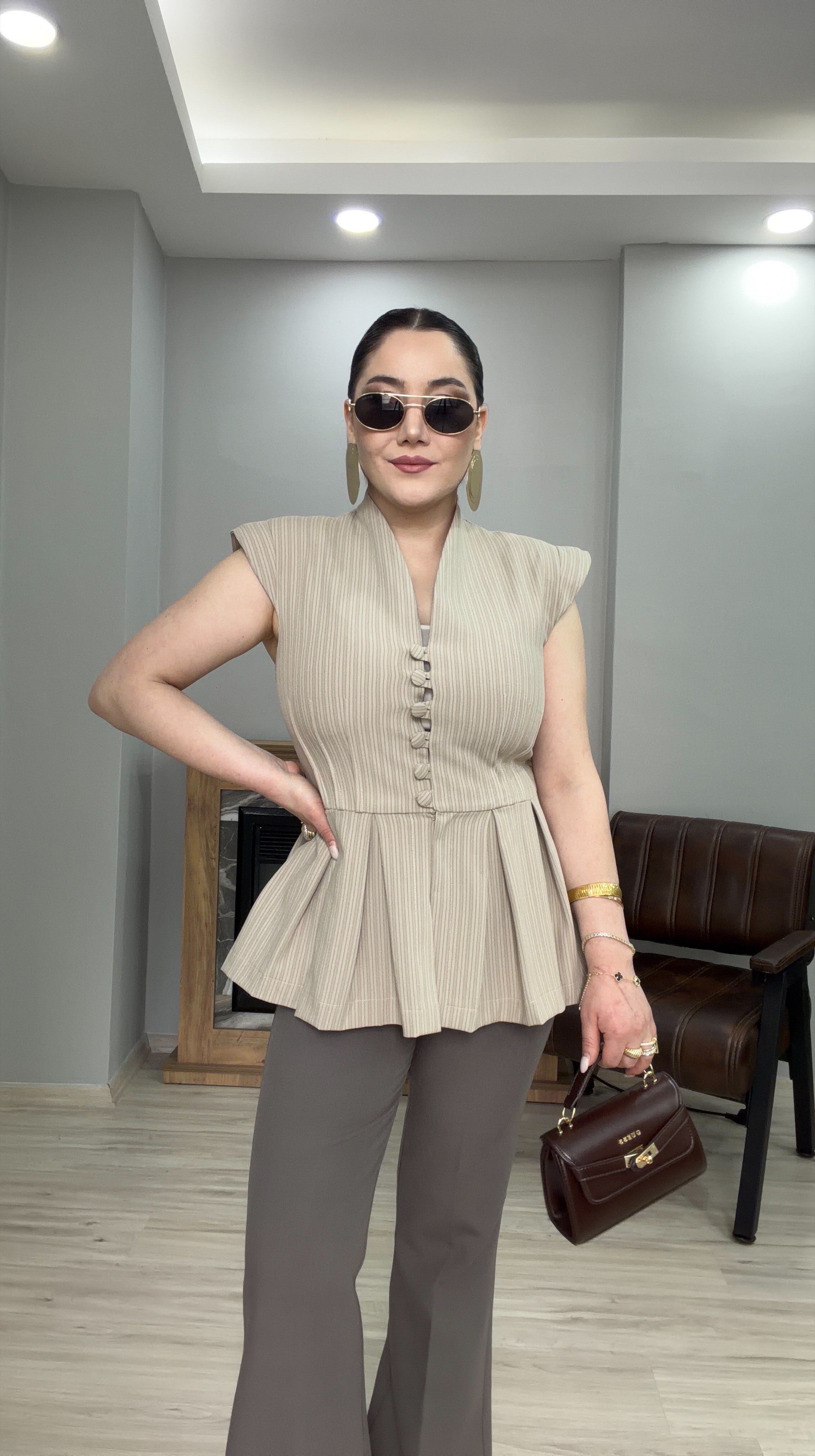 ÇİZGİLİ DESEN DİK YAKA YELEK BLUZ  TAŞ 