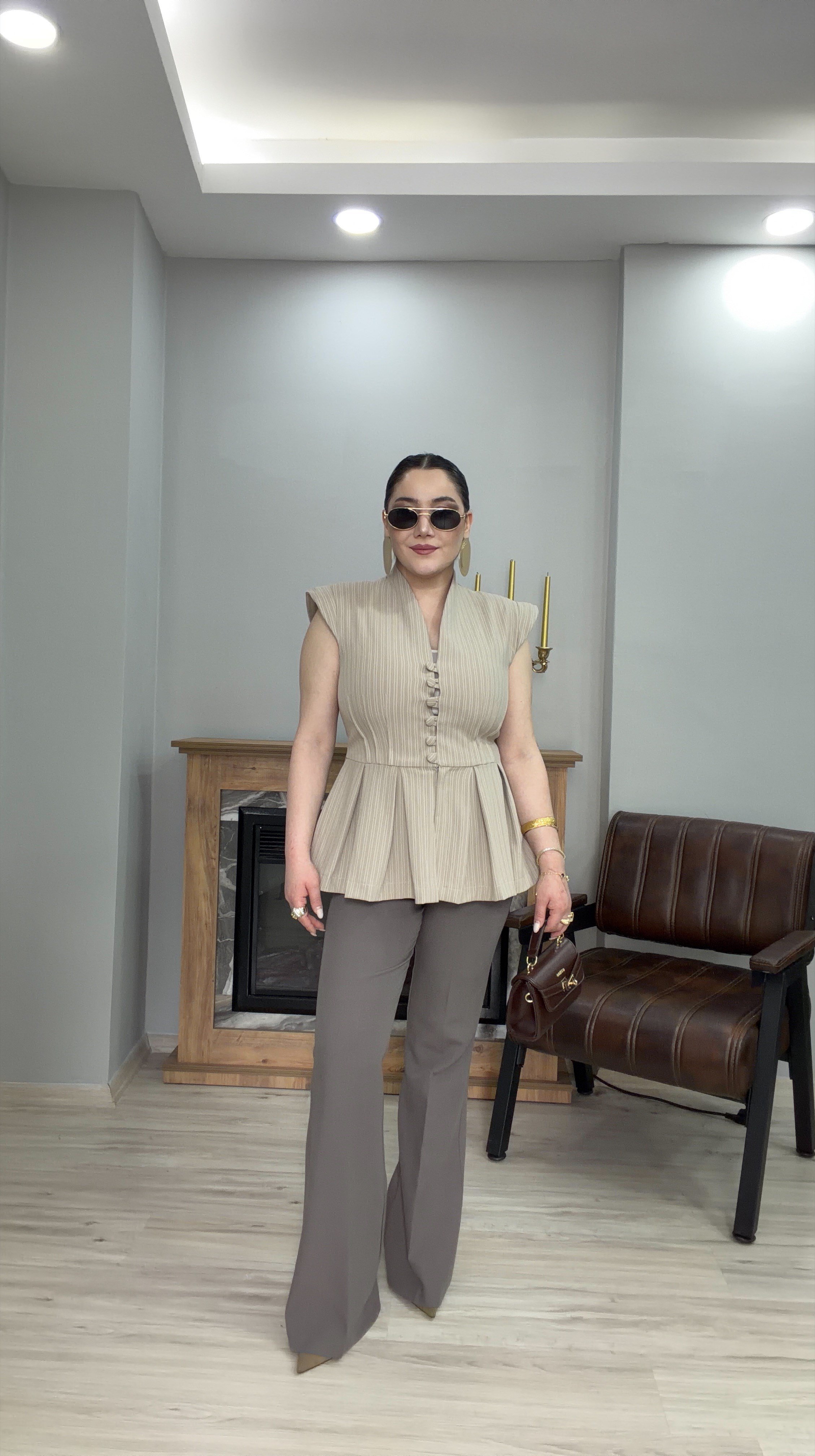 ÇİZGİLİ DESEN DİK YAKA YELEK BLUZ  TAŞ 