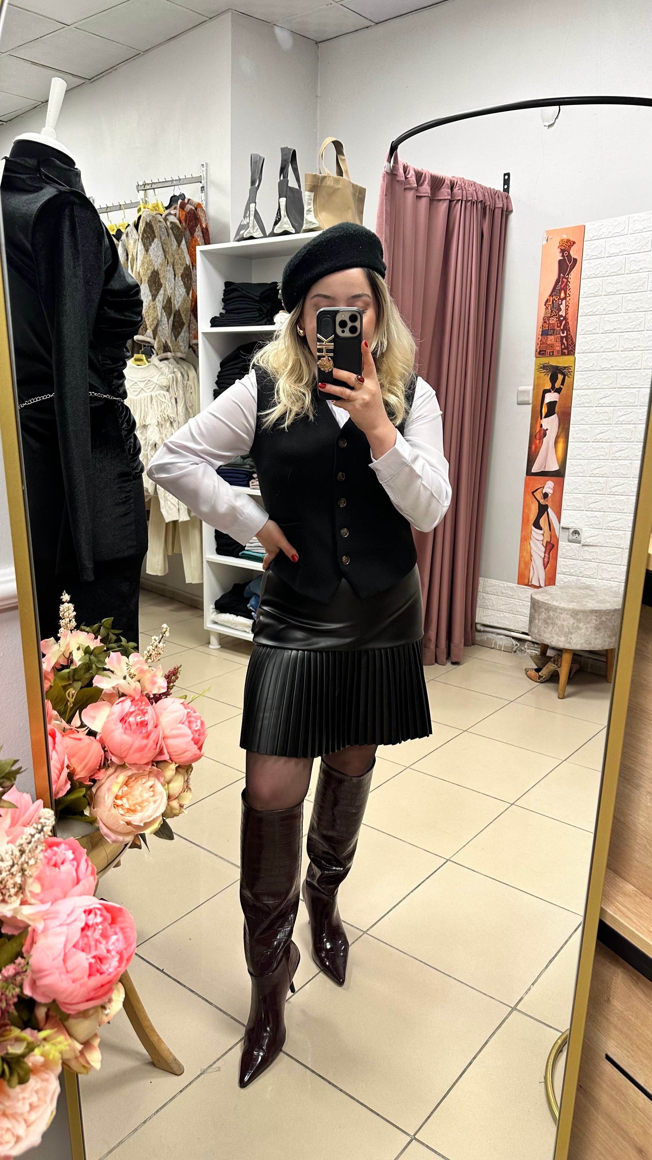 Deri pileli siyah etek