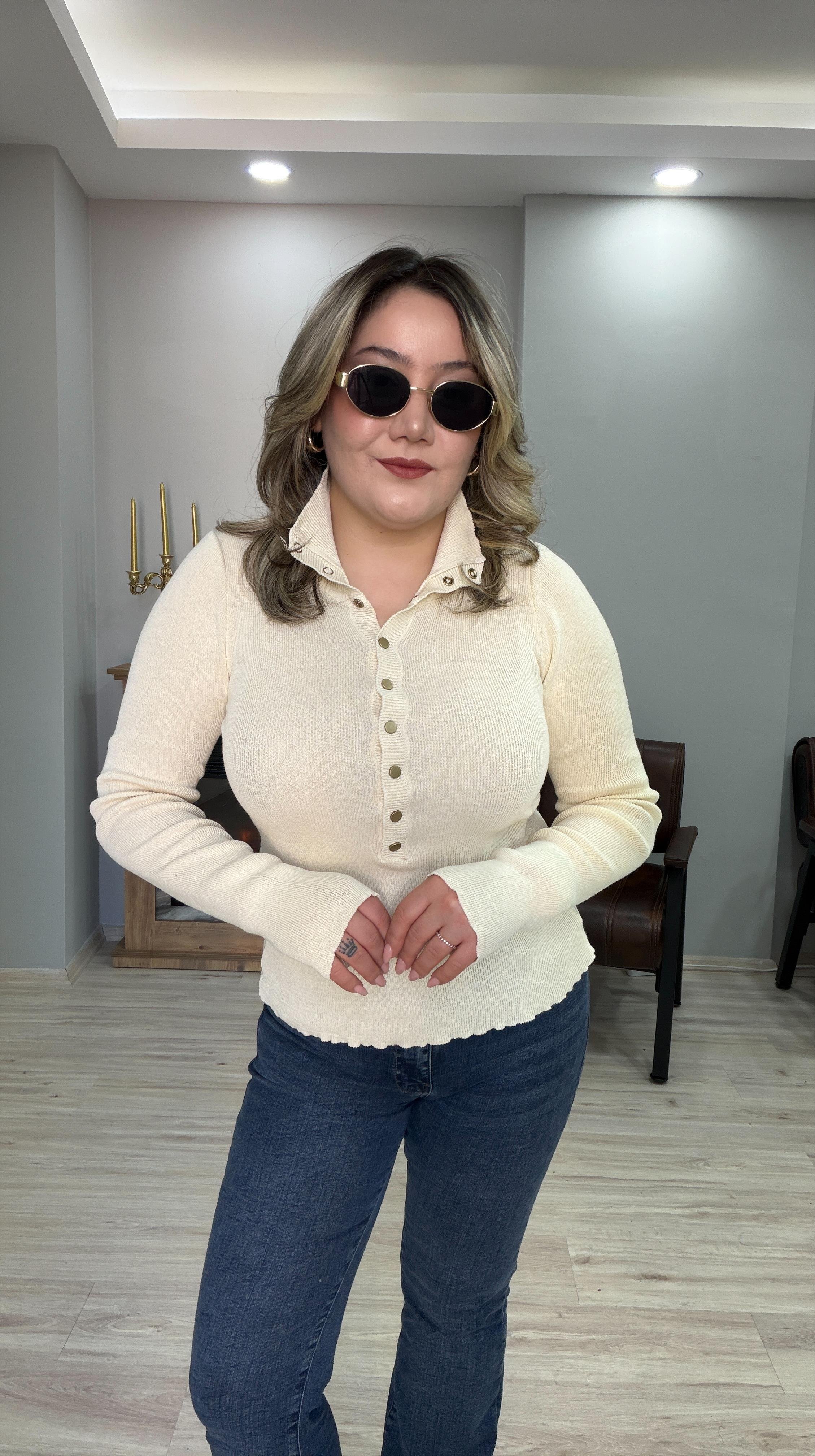 DİK YAKA ÇITÇIT DETAYLI TRİKO TAŞ