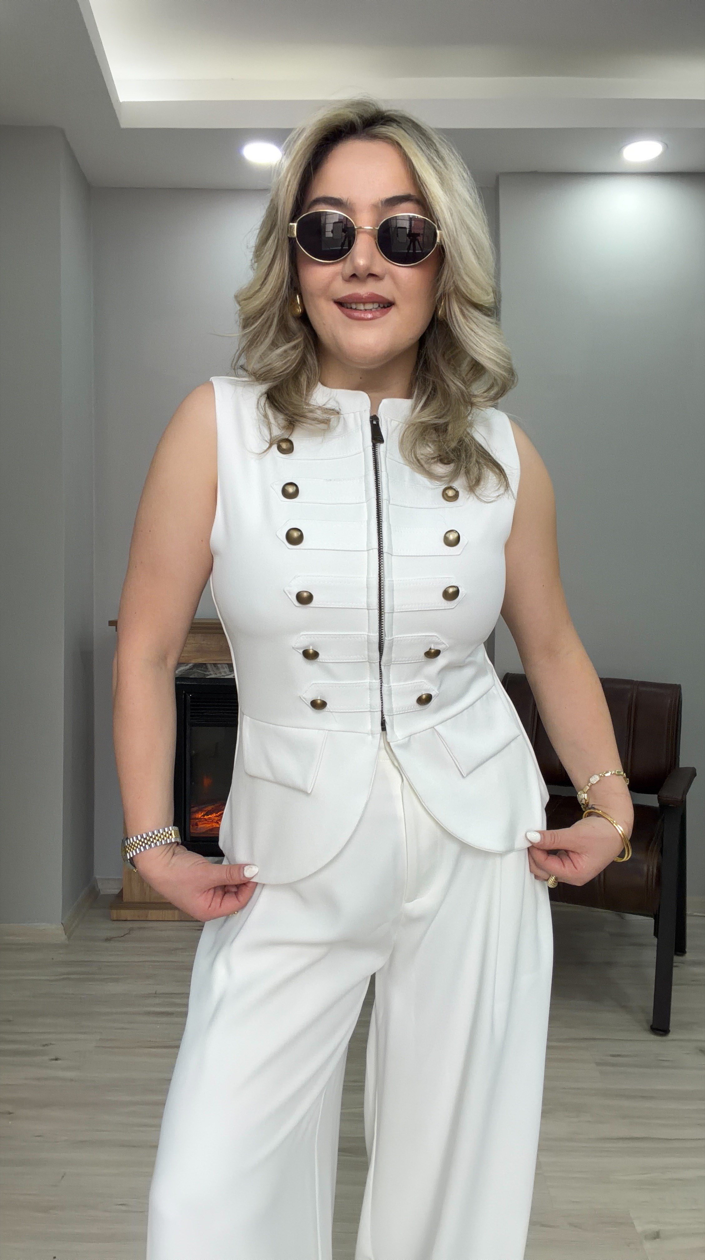 DİK YAKA DÜĞME DETAYLI YELEK BEYAZ