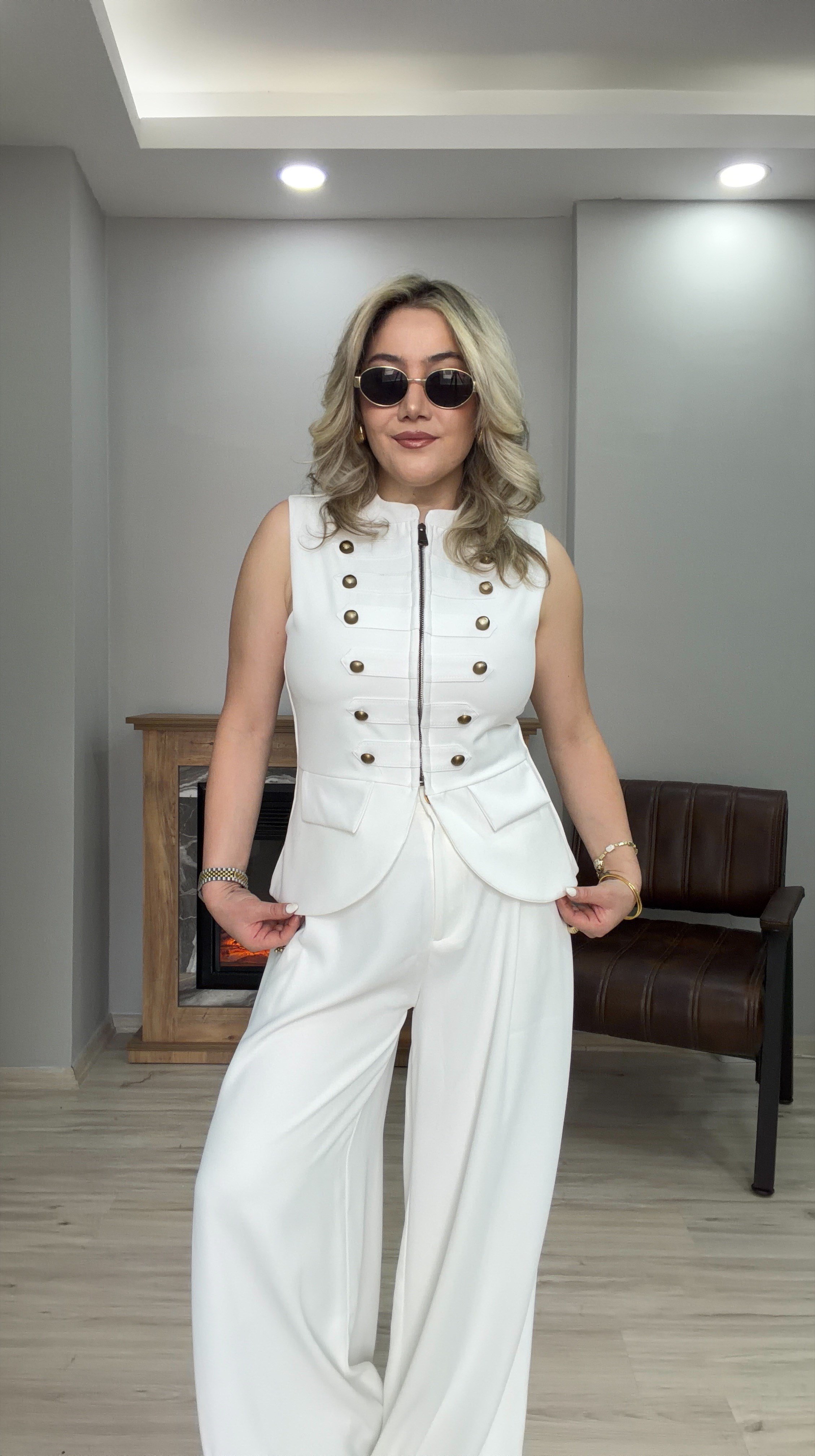 DİK YAKA DÜĞME DETAYLI YELEK BEYAZ