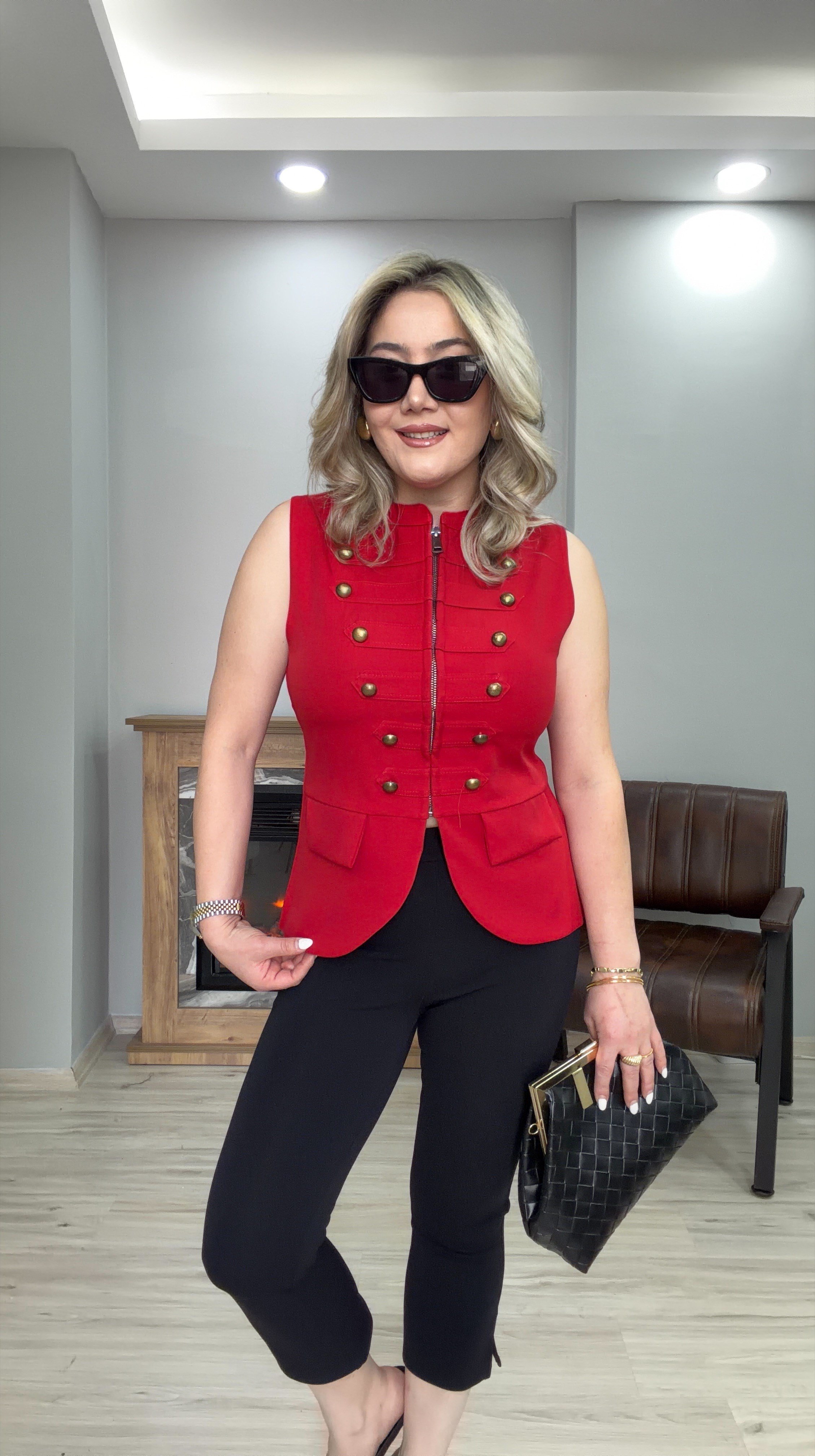 DİK YAKA DÜĞME DETAYLI YELEK KIRMIZI