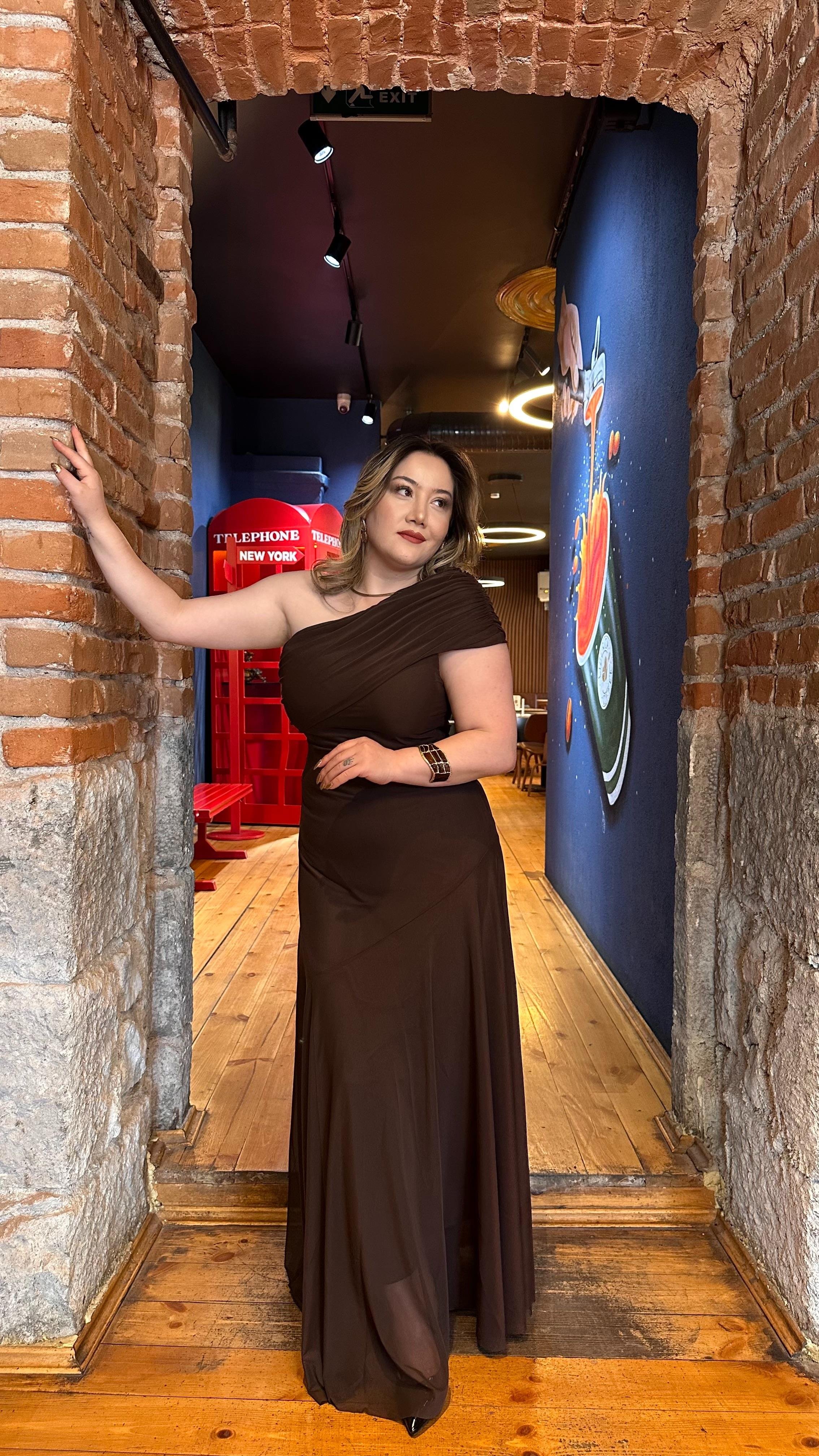 DRAPE OMUZ DETAYLI ROMANTİK TÜL ELBİSE KAHVE