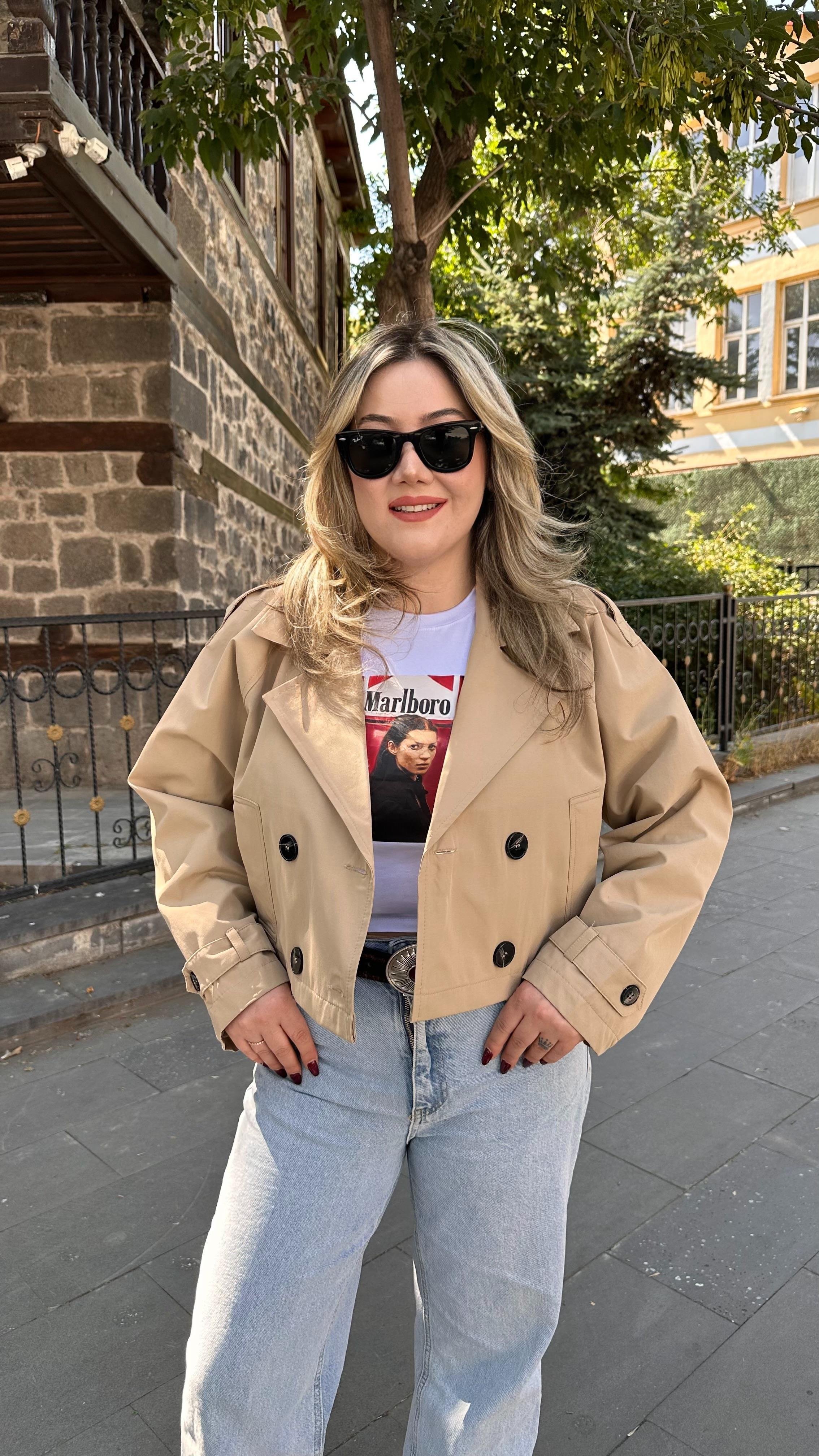 DÜĞME DETAYLI CROP TRENÇKOT CAMEL