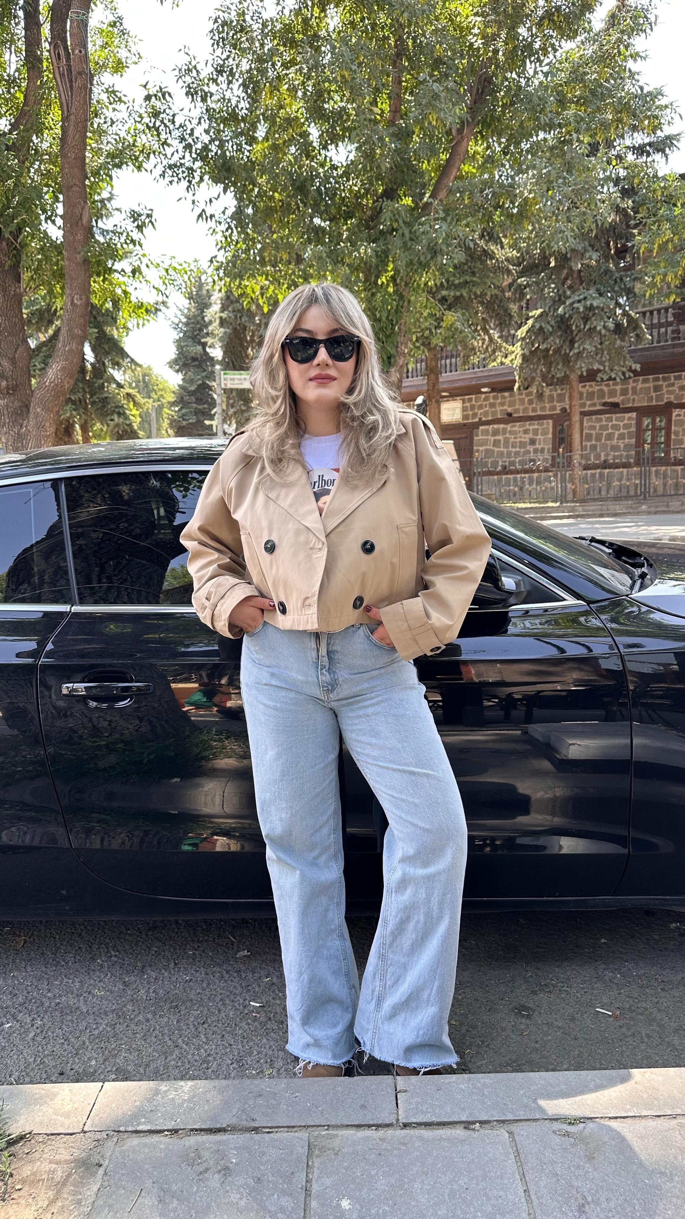 DÜĞME DETAYLI CROP TRENÇKOT CAMEL