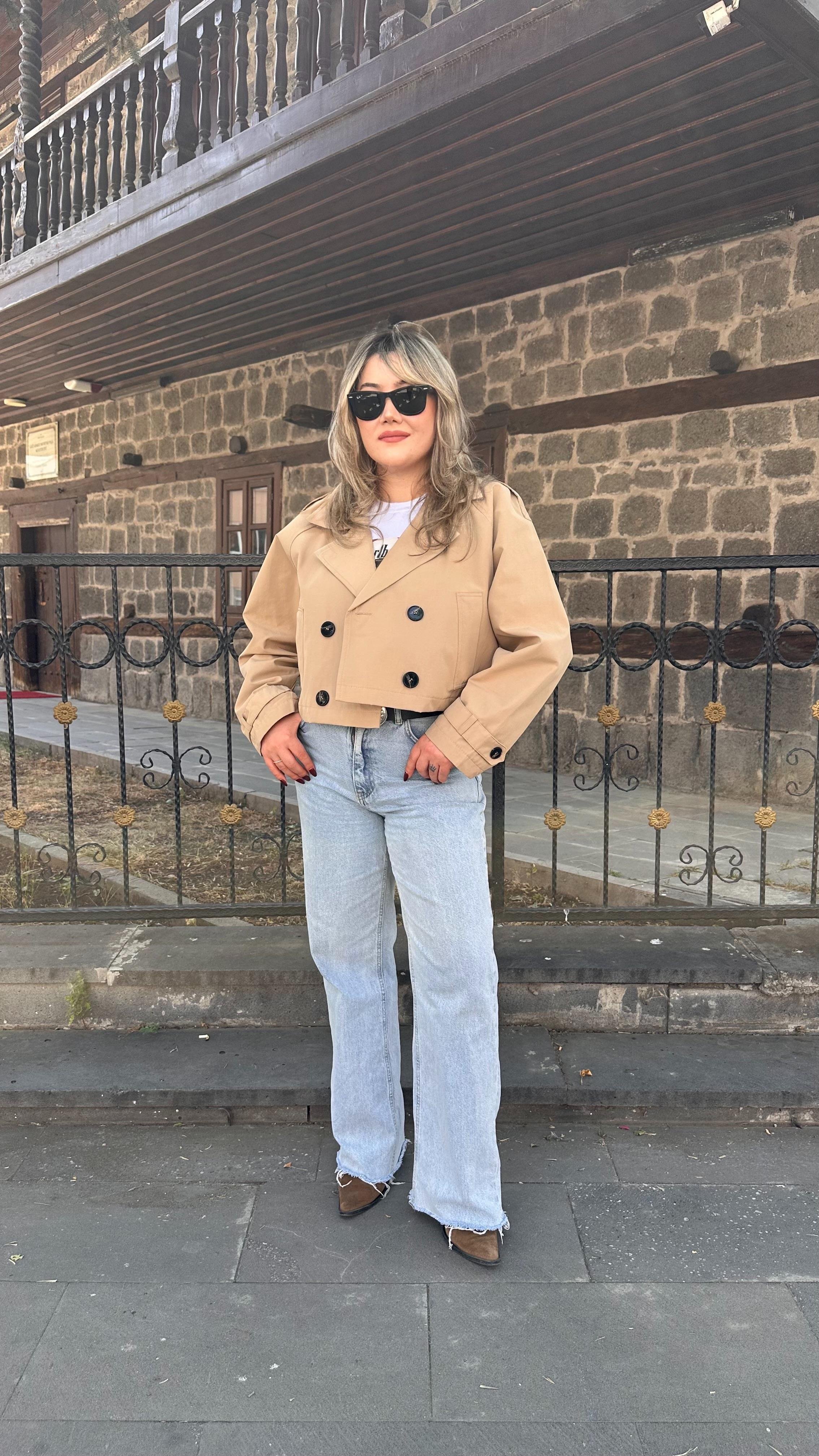 DÜĞME DETAYLI CROP TRENÇKOT CAMEL