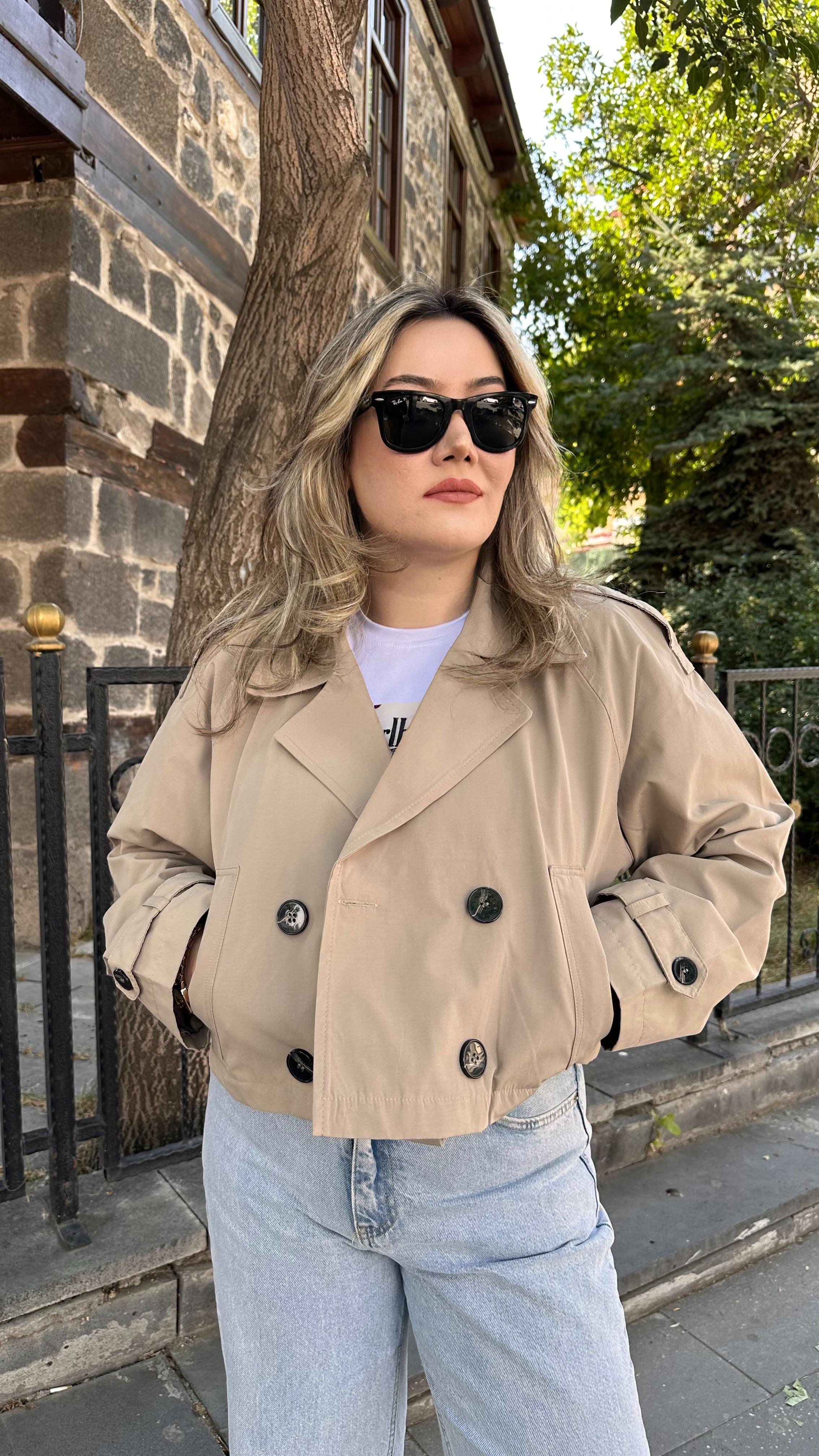 DÜĞME DETAYLI CROP TRENÇKOT TAŞ