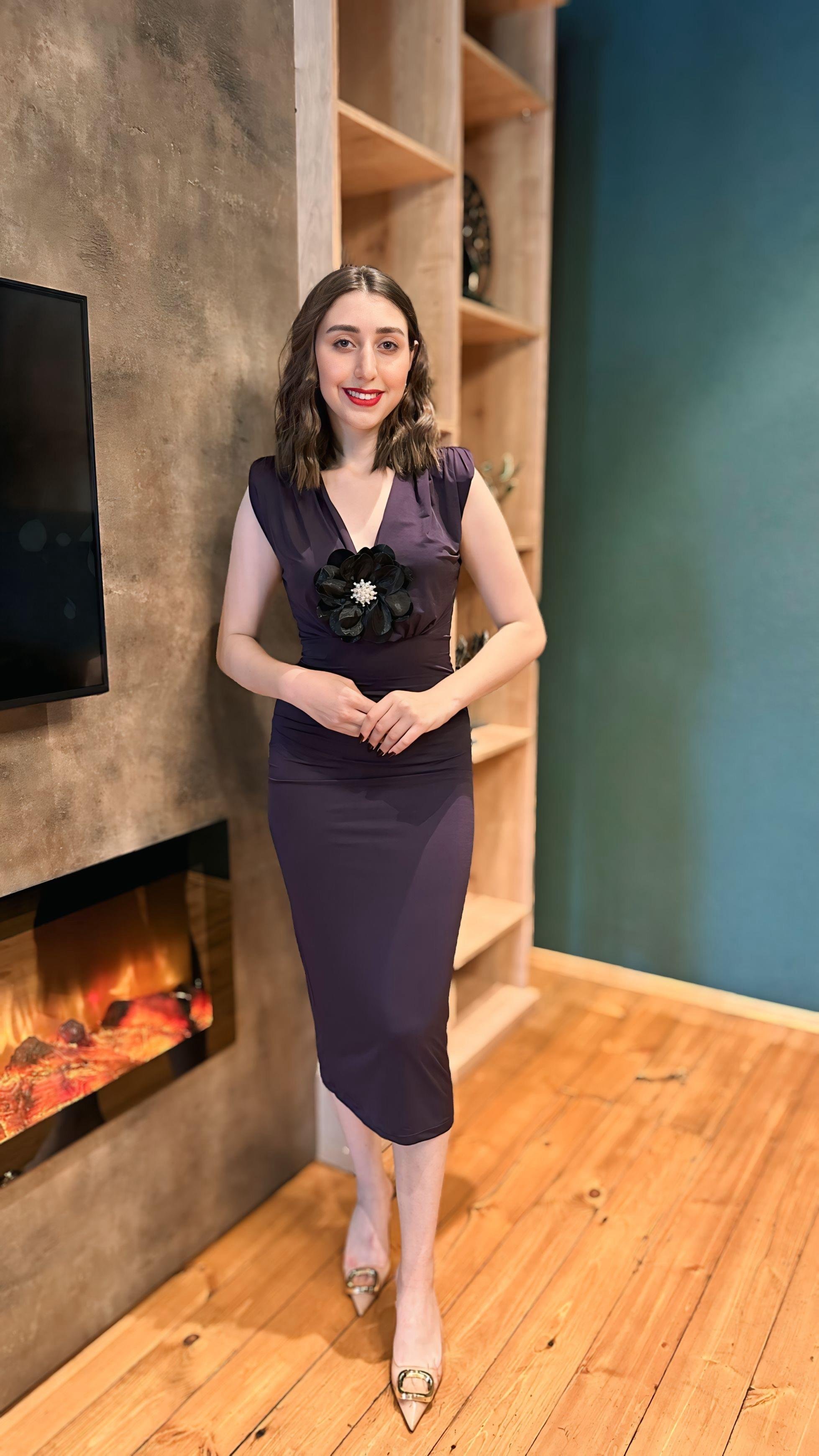 GÜL DETAYLI KALEM ELBİSE MÜRDÜM