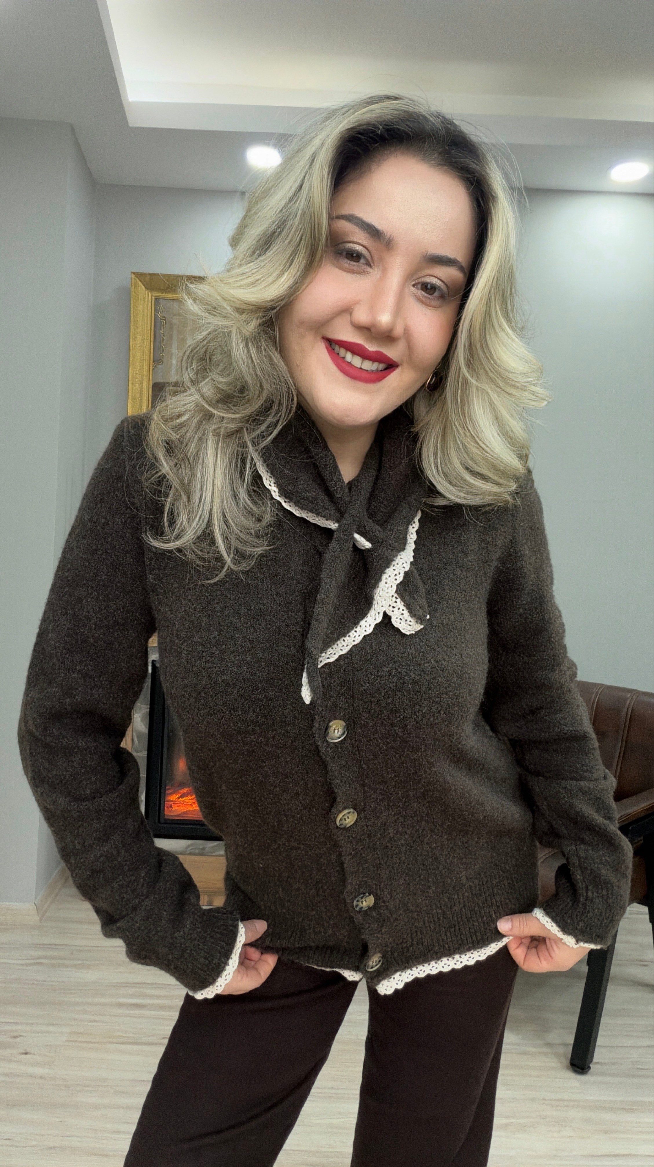 GÜPÜRLÜ BAĞCIK DETAYLI HIRKA  KAHVE