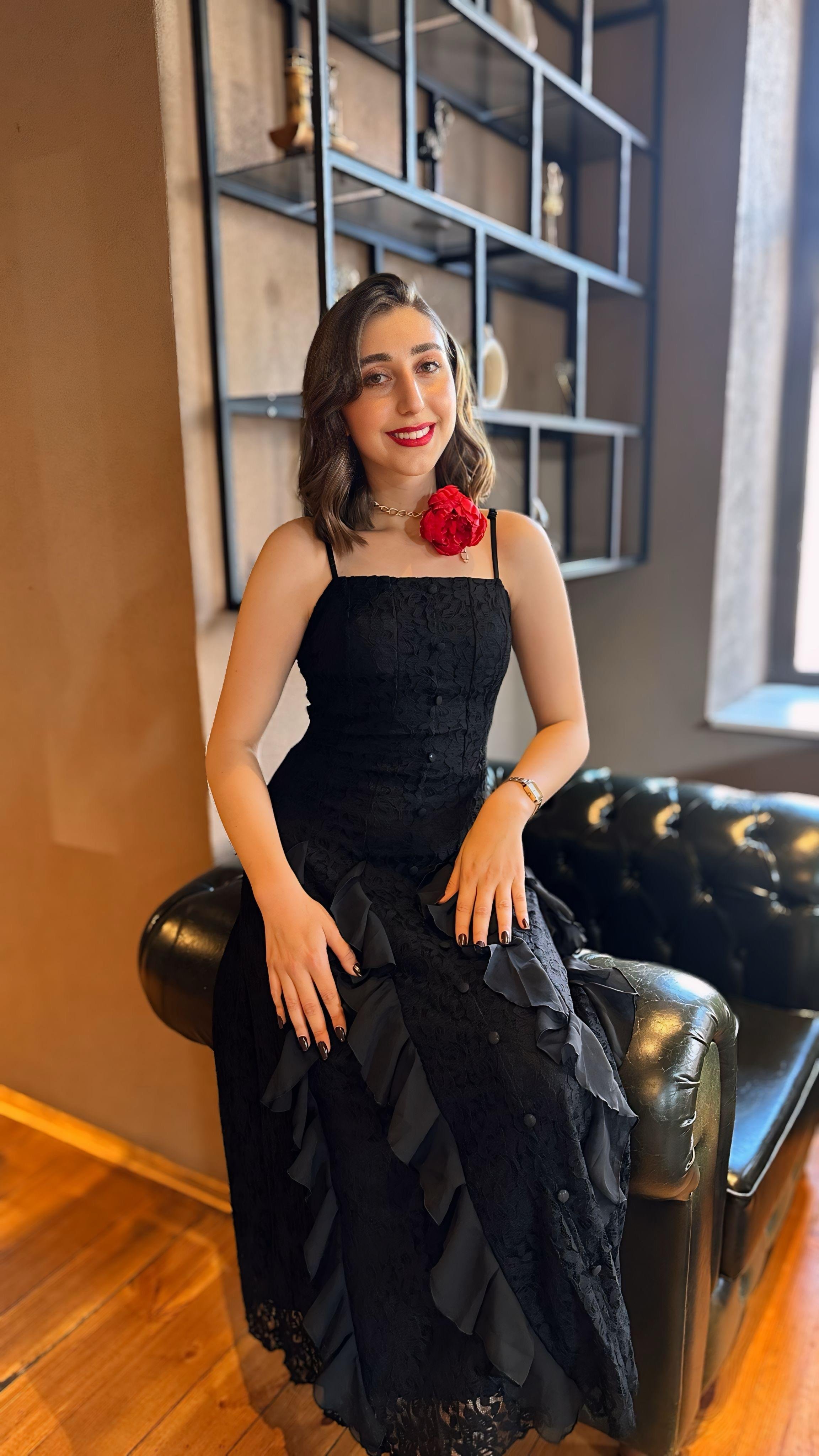 GÜPÜRLÜ VOLAN DETAYLI ASTARLI ELBİSE SİYAH
