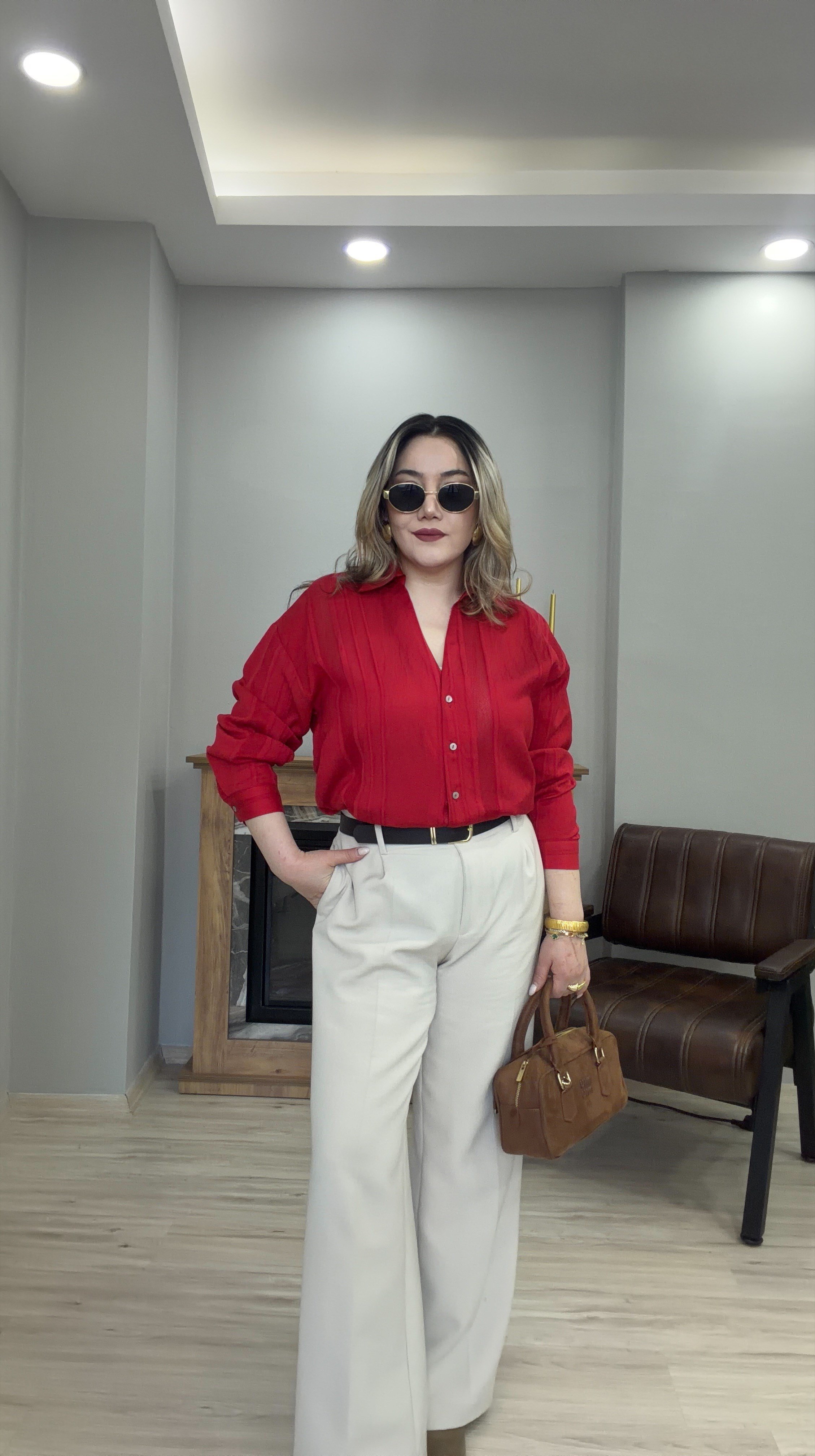 İŞLEME DETAYLI  GÖMLEK KIRMIZI