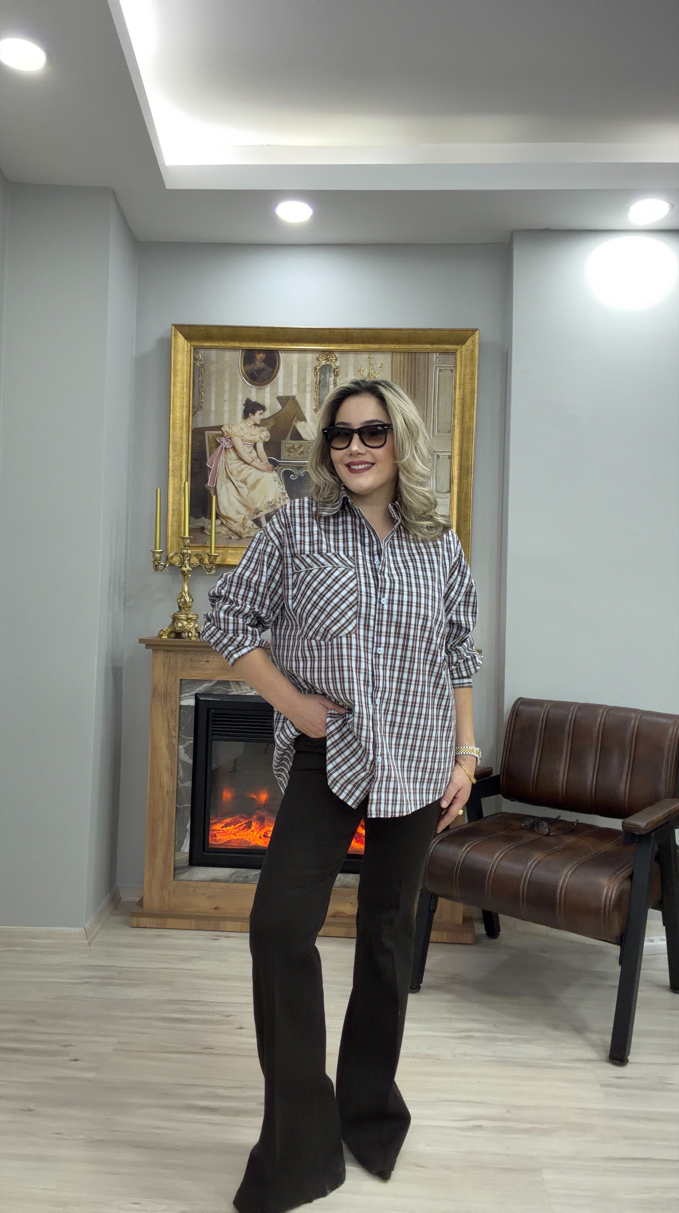 KARELİ TAŞ DETAYLI POPLİN GÖMLEK KAHVE