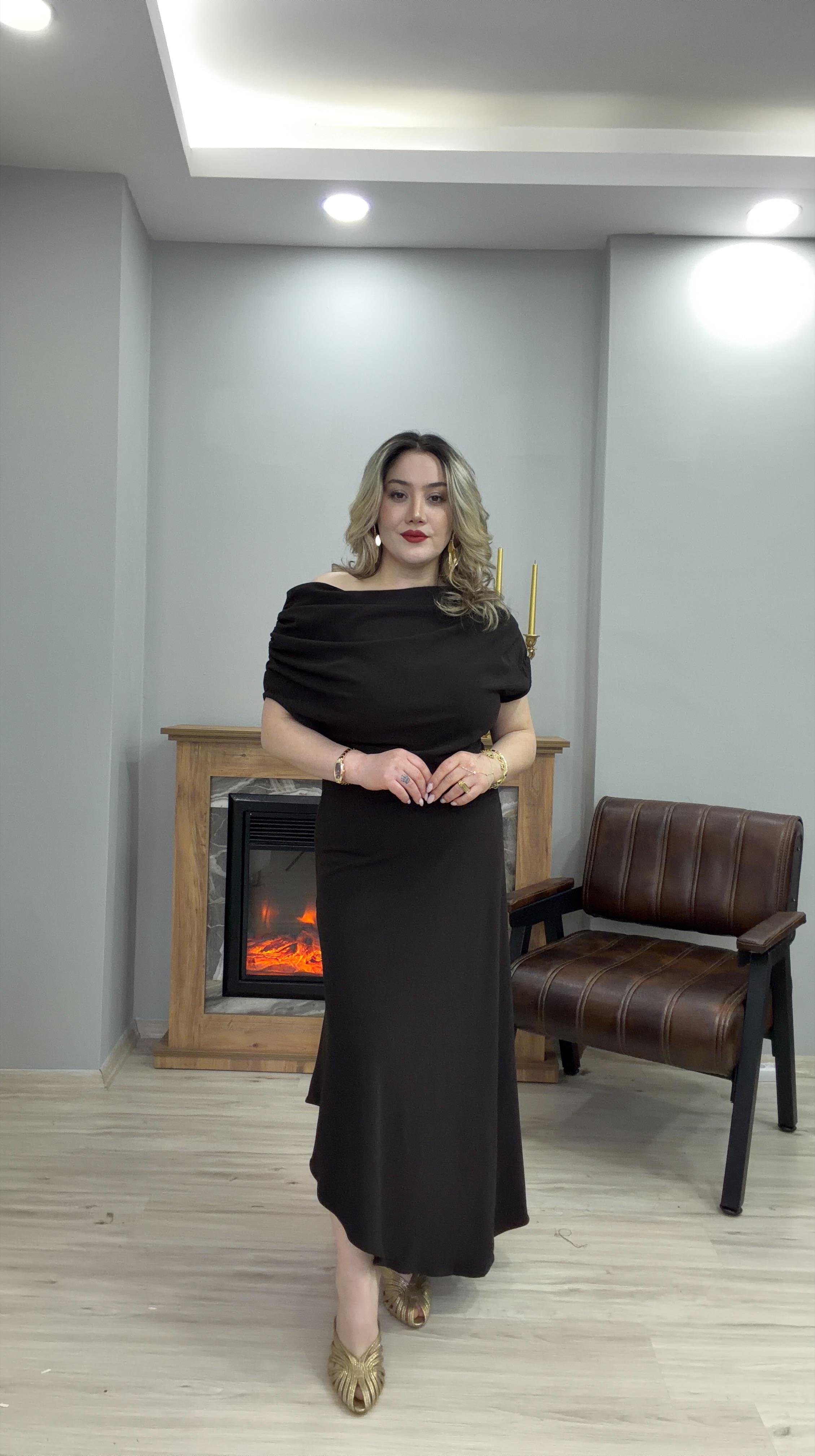 KAYIK YAKA OMUZ DRAPELİ ELBİSE KAHVERENGİ