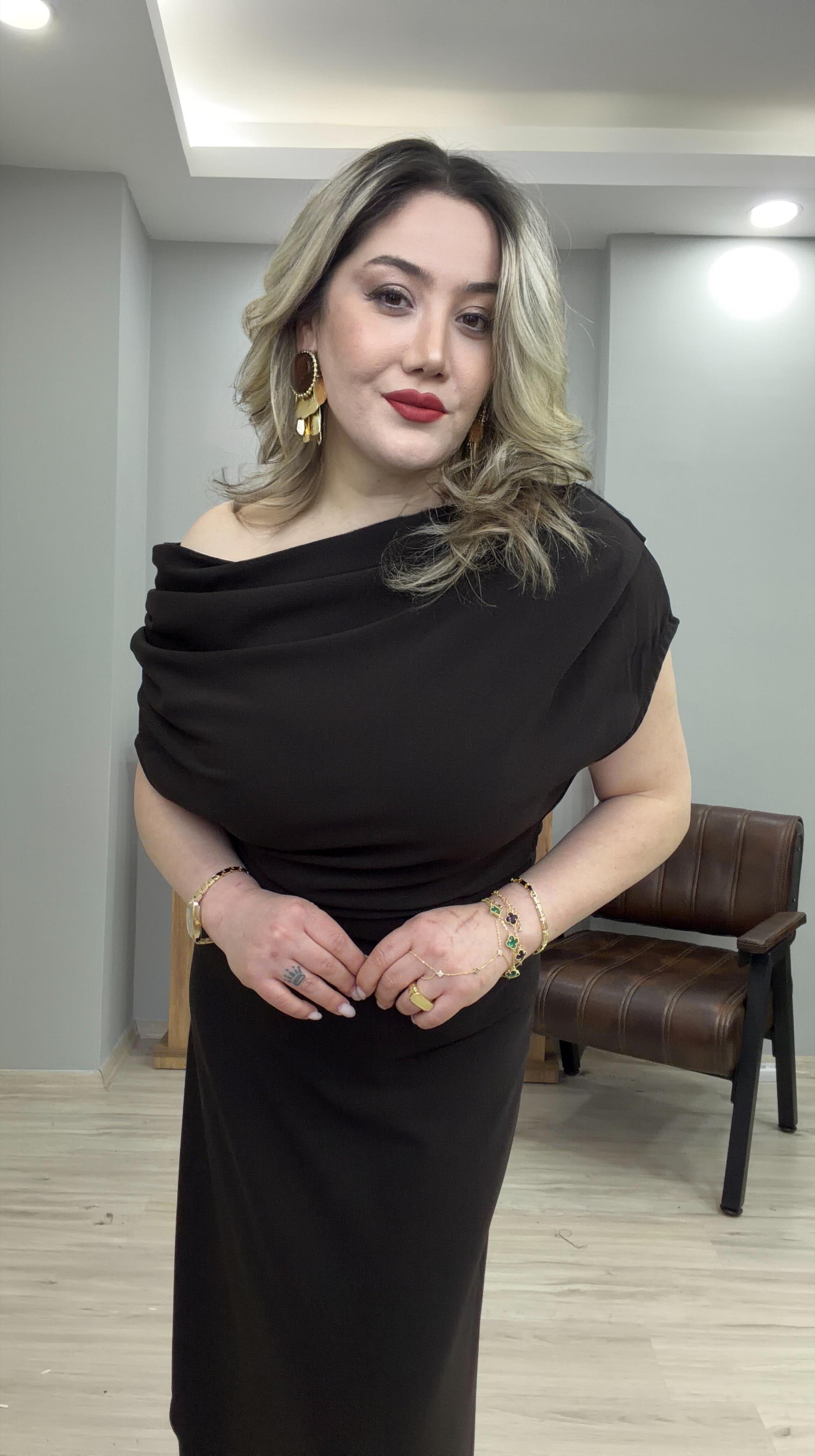 KAYIK YAKA OMUZ DRAPELİ ELBİSE KAHVERENGİ