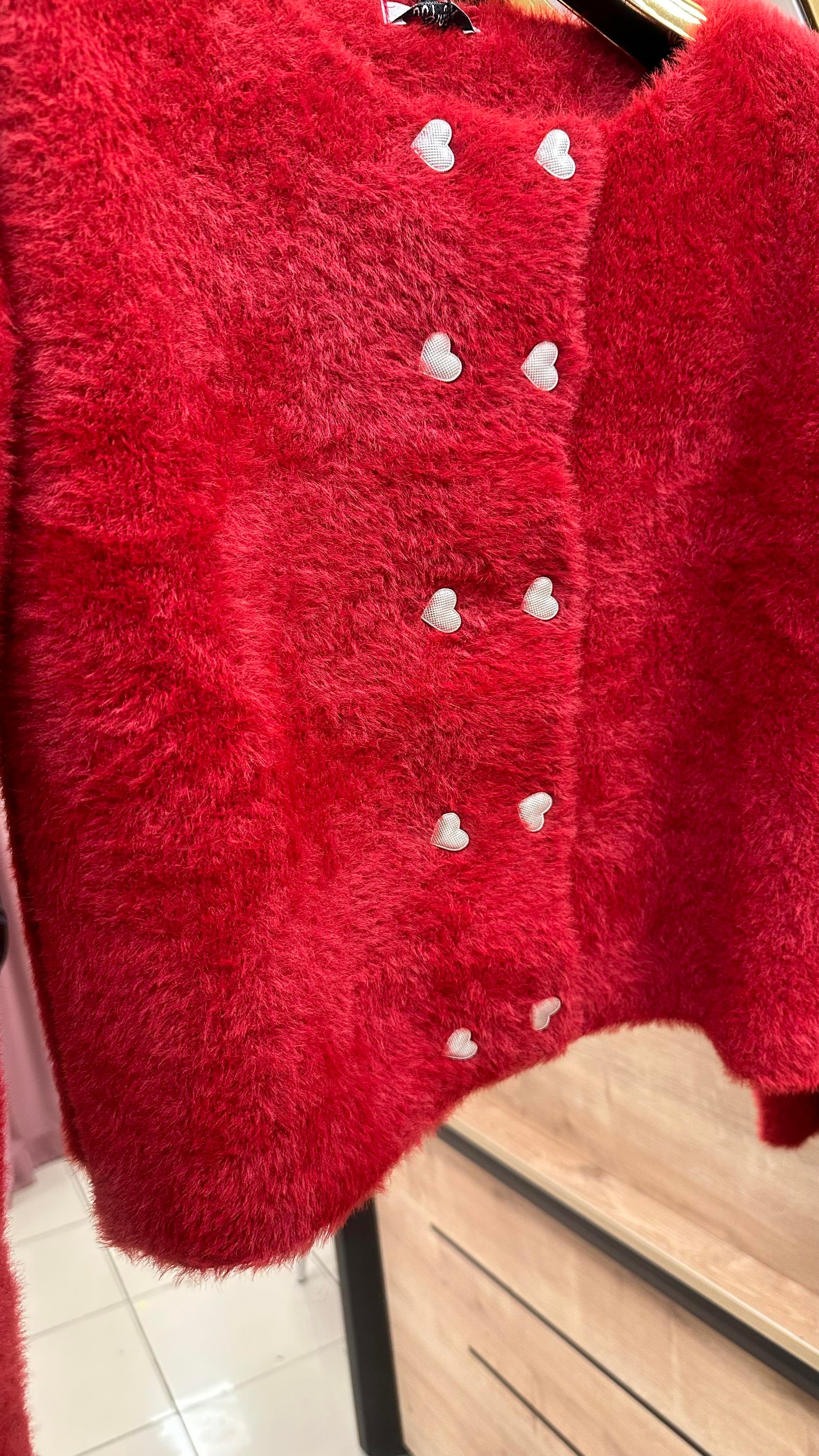 KIRMIZI KALP DÜĞMELİ ANGORA HIRKA