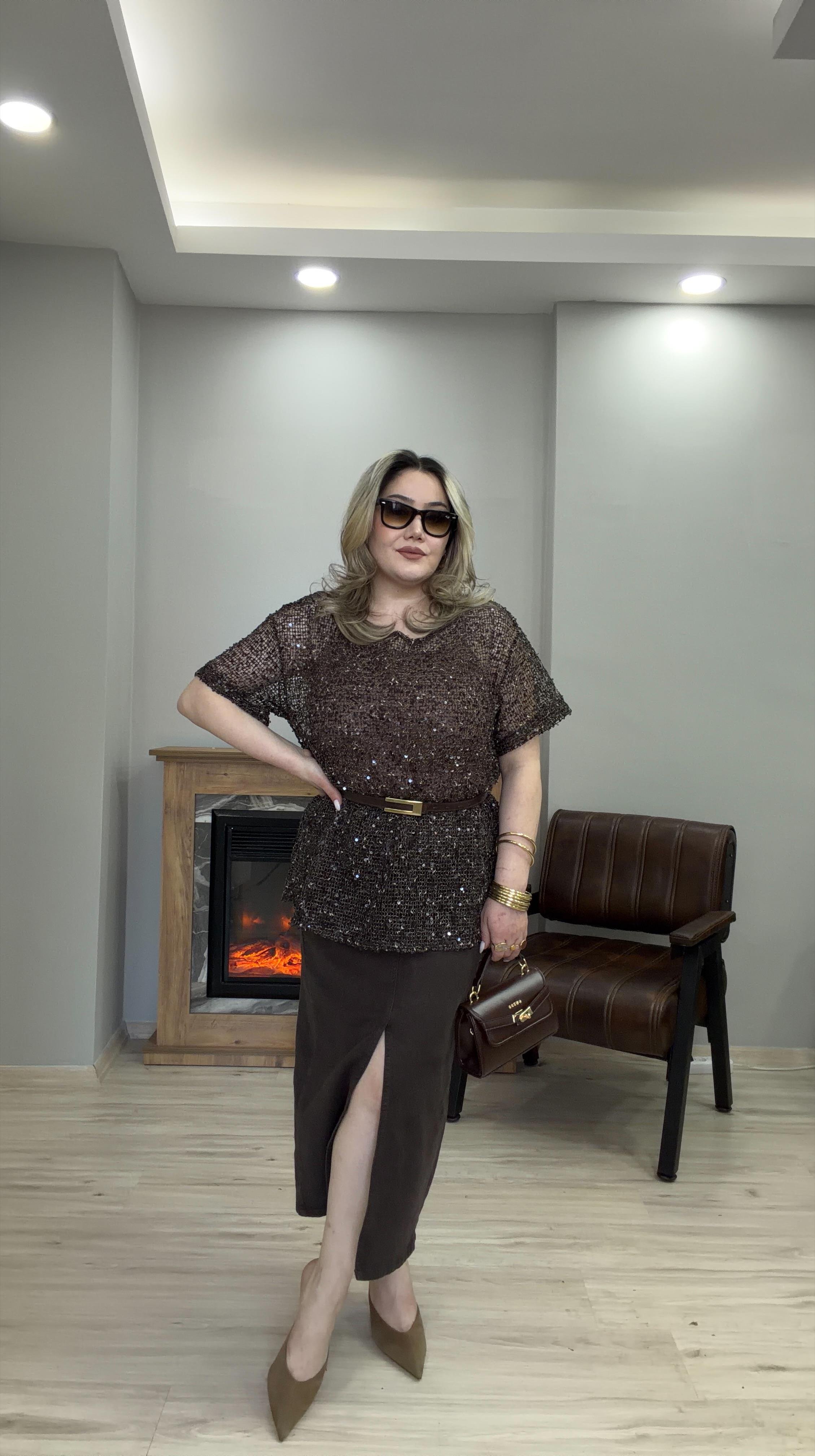 KISA KOL PAYETLİ BLUZ KAHVE