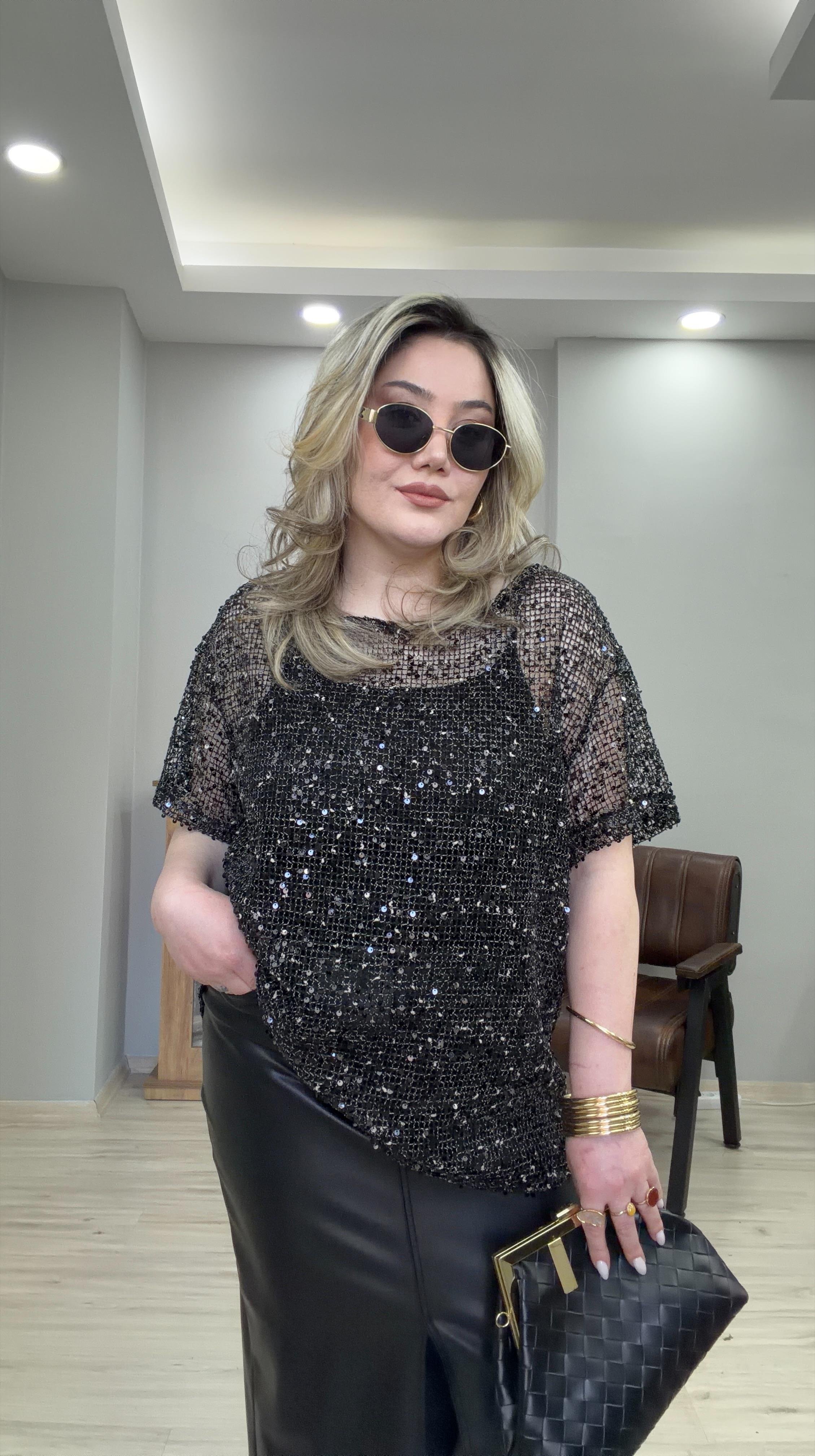 KISA KOL PAYETLİ BLUZ SİYAH
