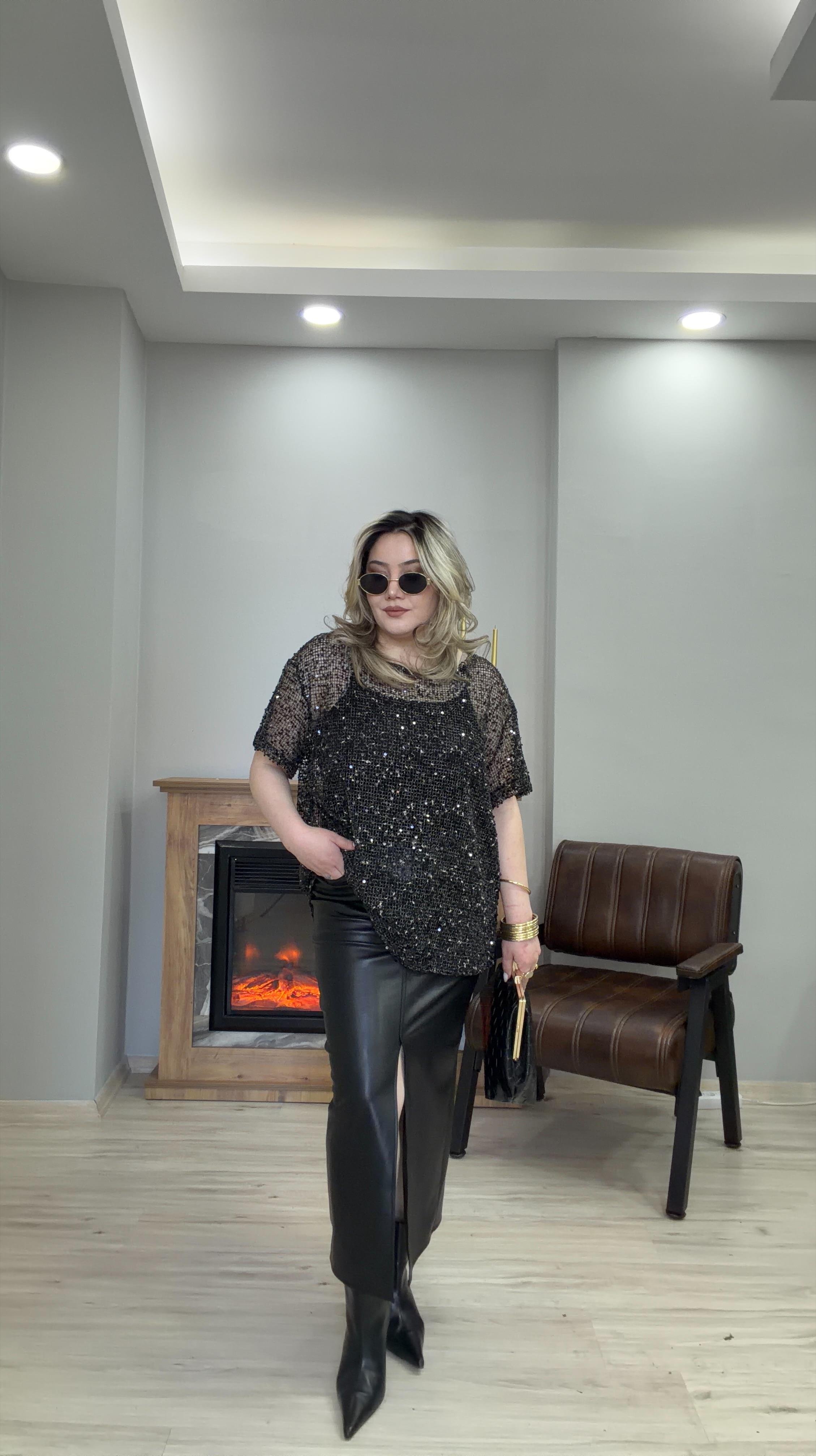 KISA KOL PAYETLİ BLUZ SİYAH