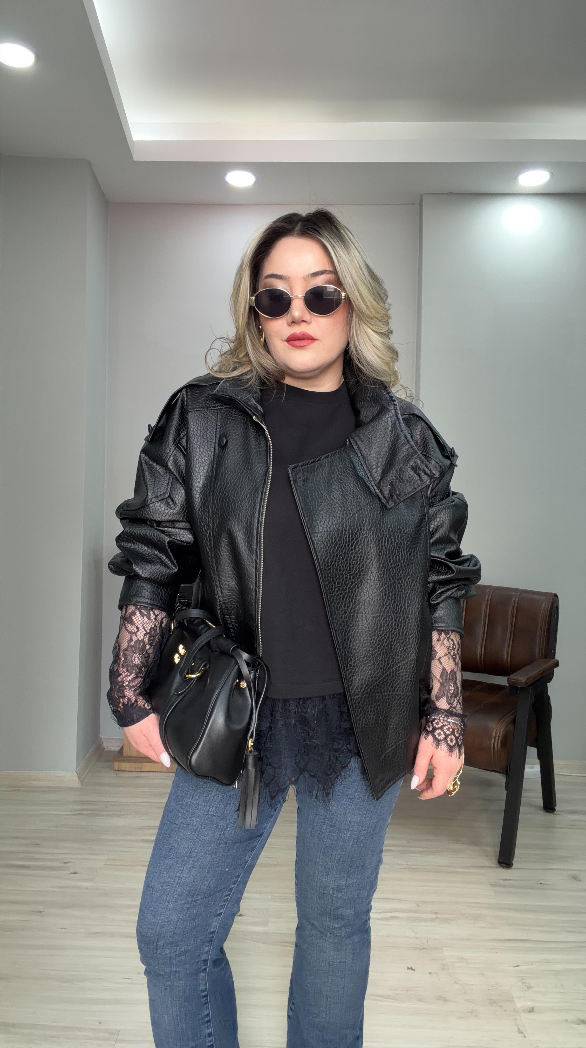 KOLLARI DANTELLİ BASIC TİŞÖRT SİYAH  