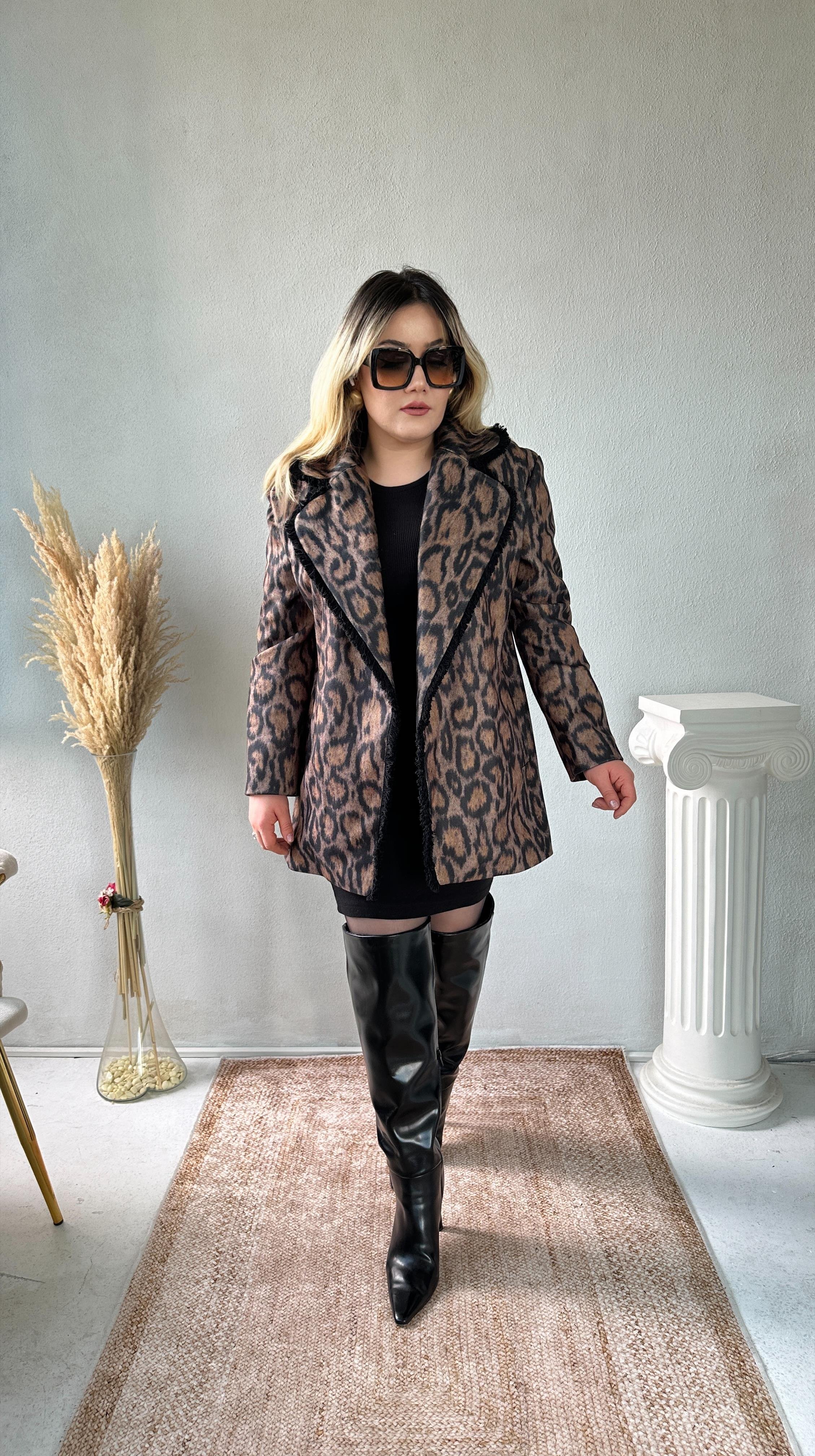 Leopar desen siyah biyeli kaşe ceket