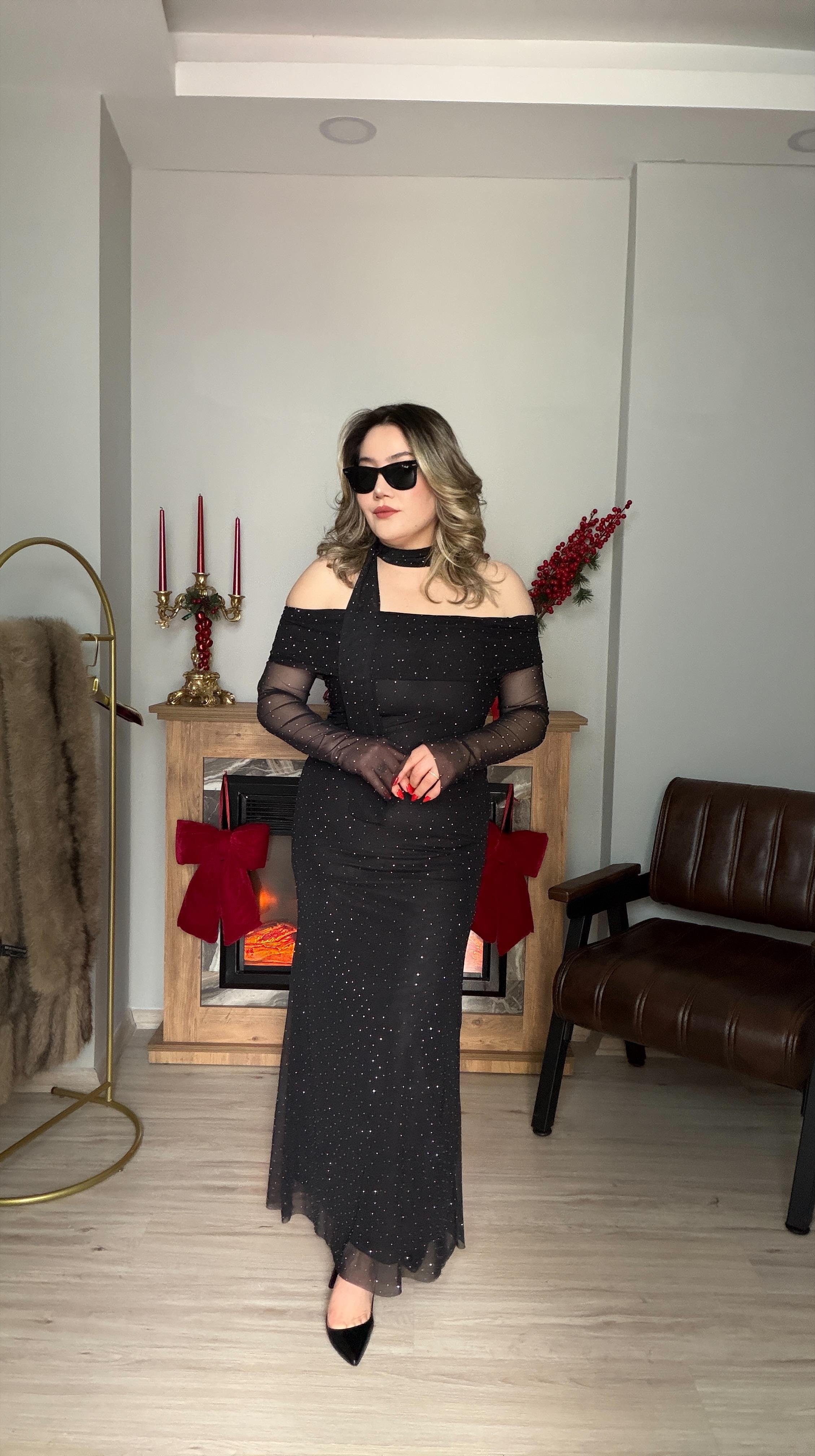 MADONNA YAKA TAŞLI TÜL FULARLI ELBİSE SİYAH
