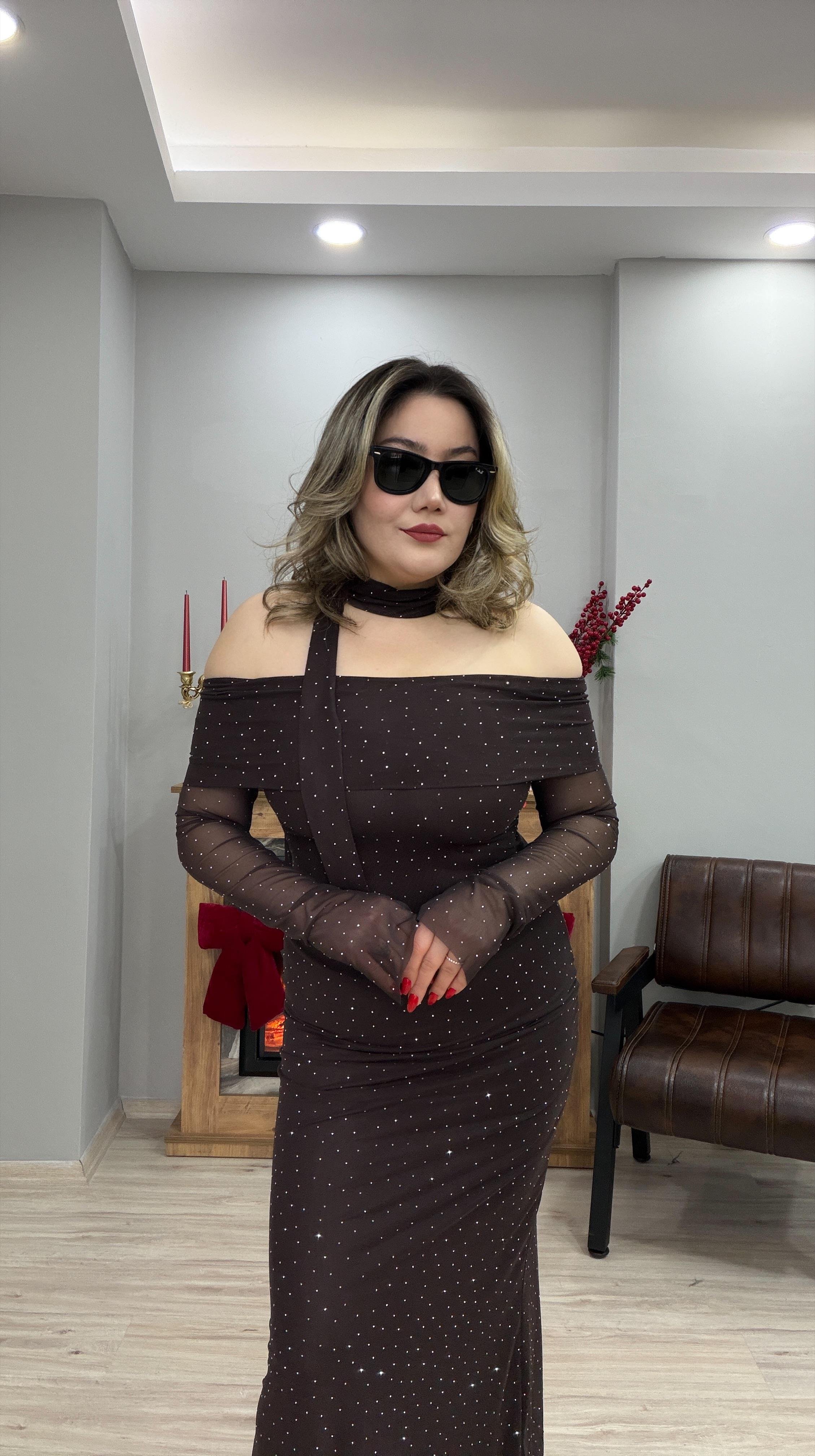 MADONNA YAKA TAŞLI TÜL FULARLI ELBİSE KAHVE