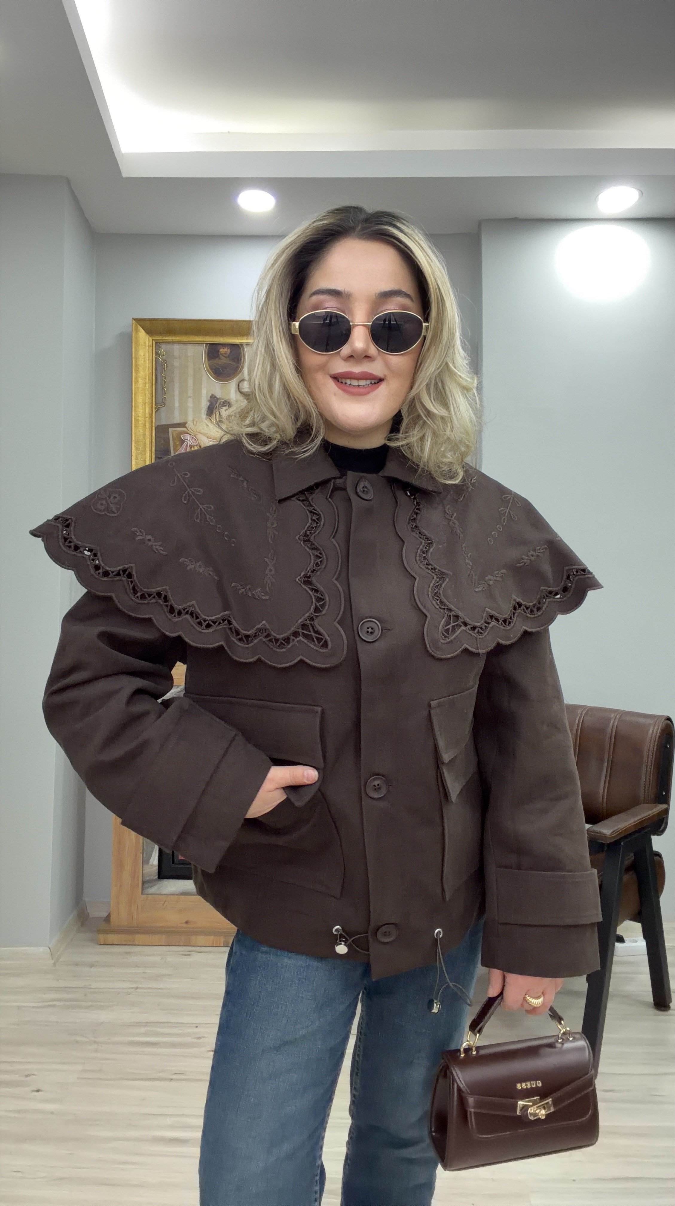 NAKIŞLI ÇIKARILABİLİR PELERİNLİ CEKET KAHVE