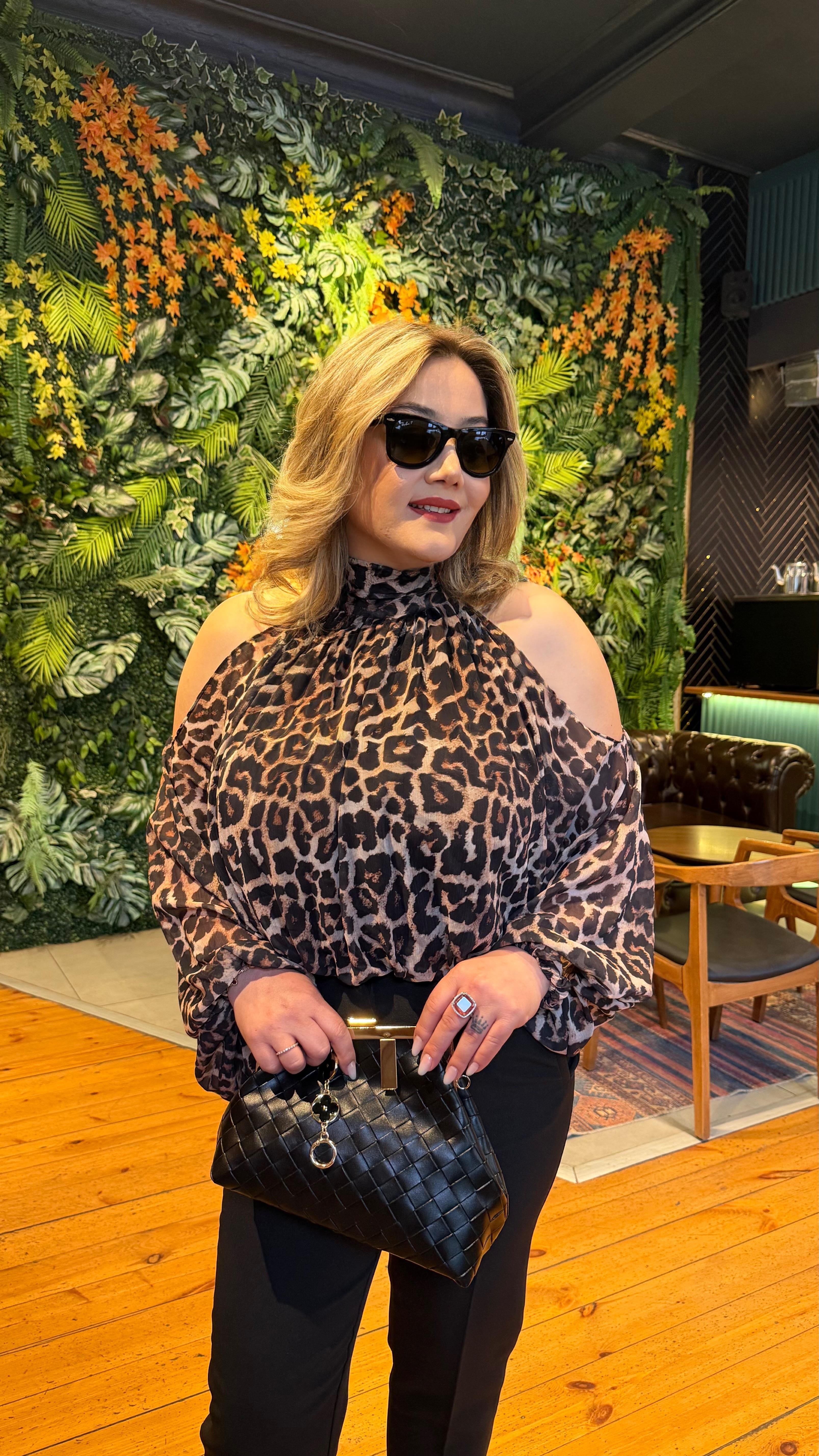 OMUZ DEKOLTELİ LEOPAR DESEN BLUZ