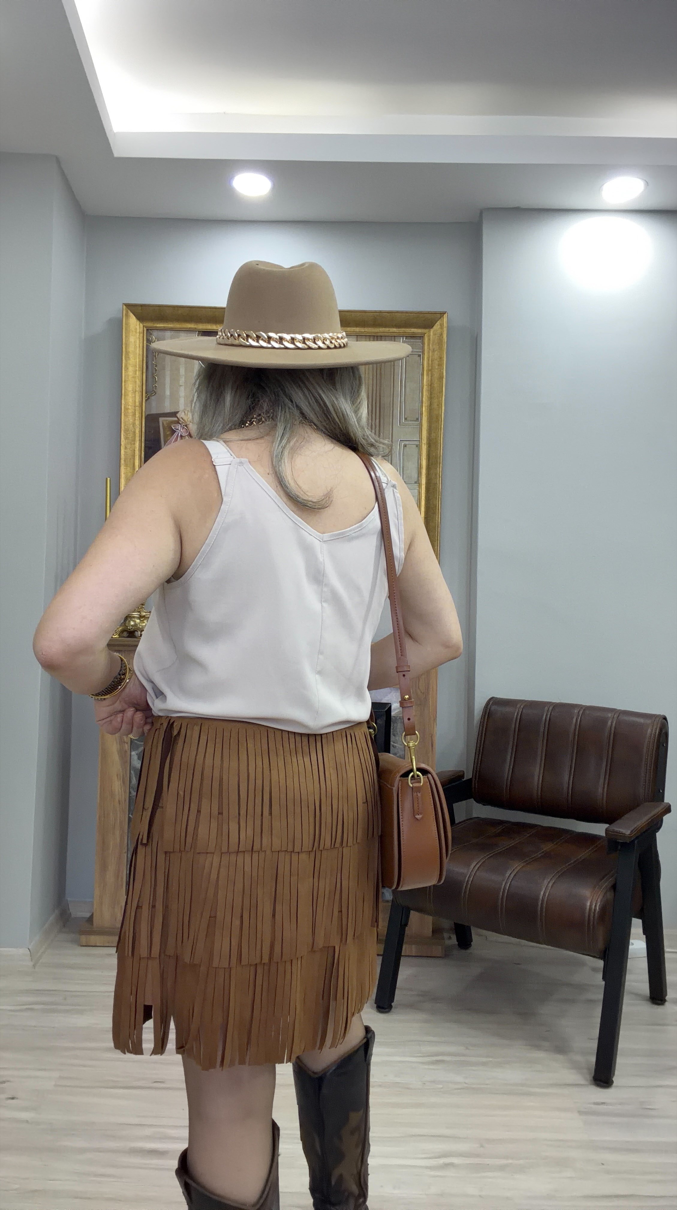 PÜSKÜL DETAYLI MİNİ SÜET ETEK TABA