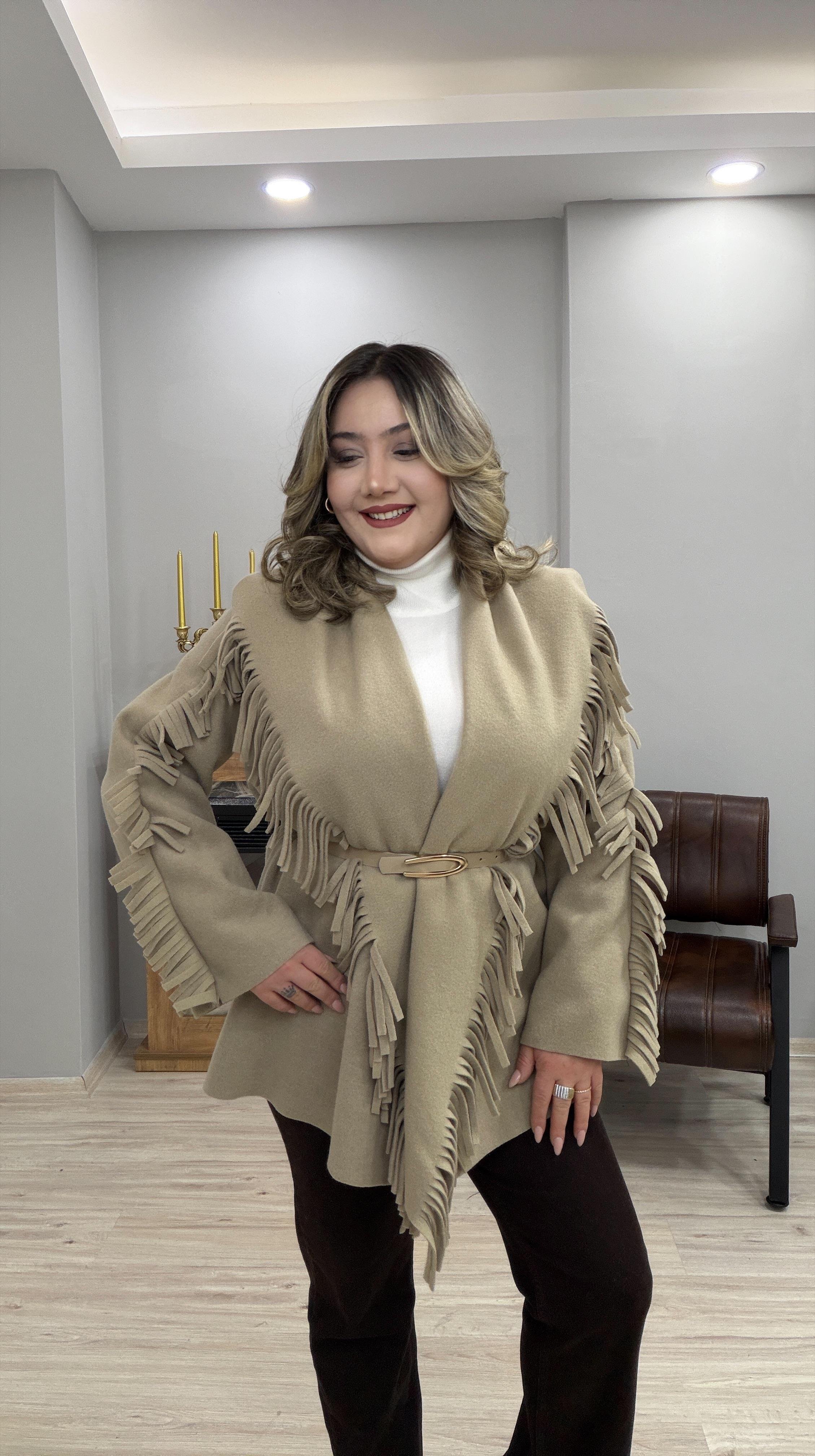 PÜSKÜLLÜ KEMERLİ KAŞE PANÇO BEJ