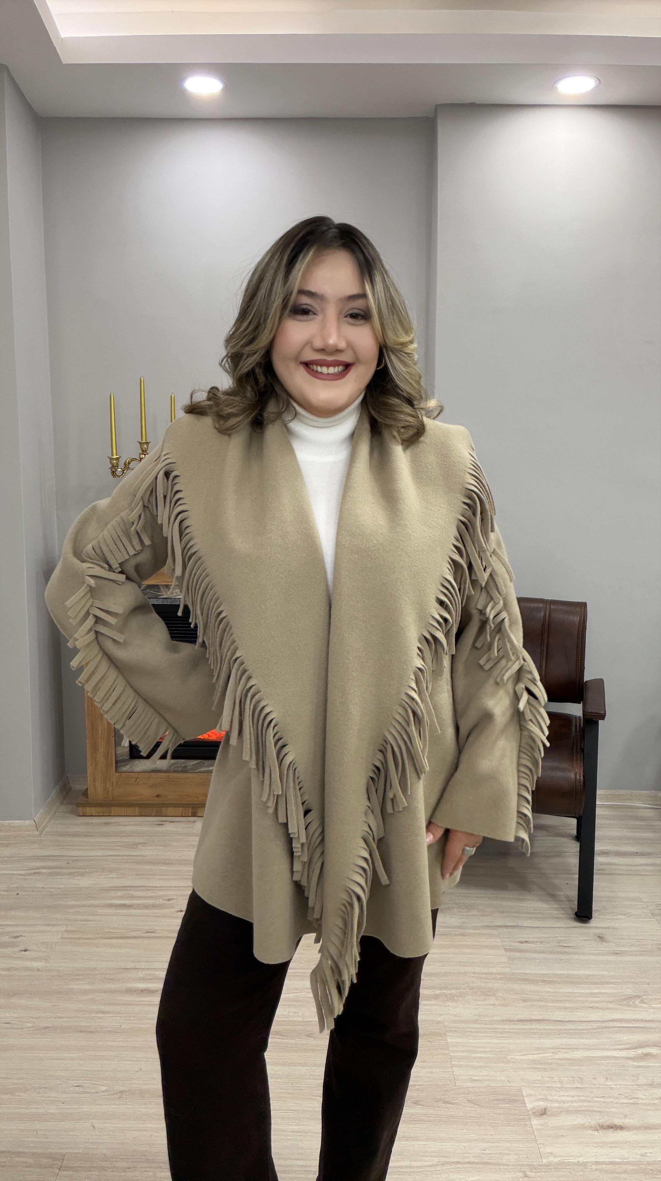 PÜSKÜLLÜ KEMERLİ KAŞE PANÇO BEJ