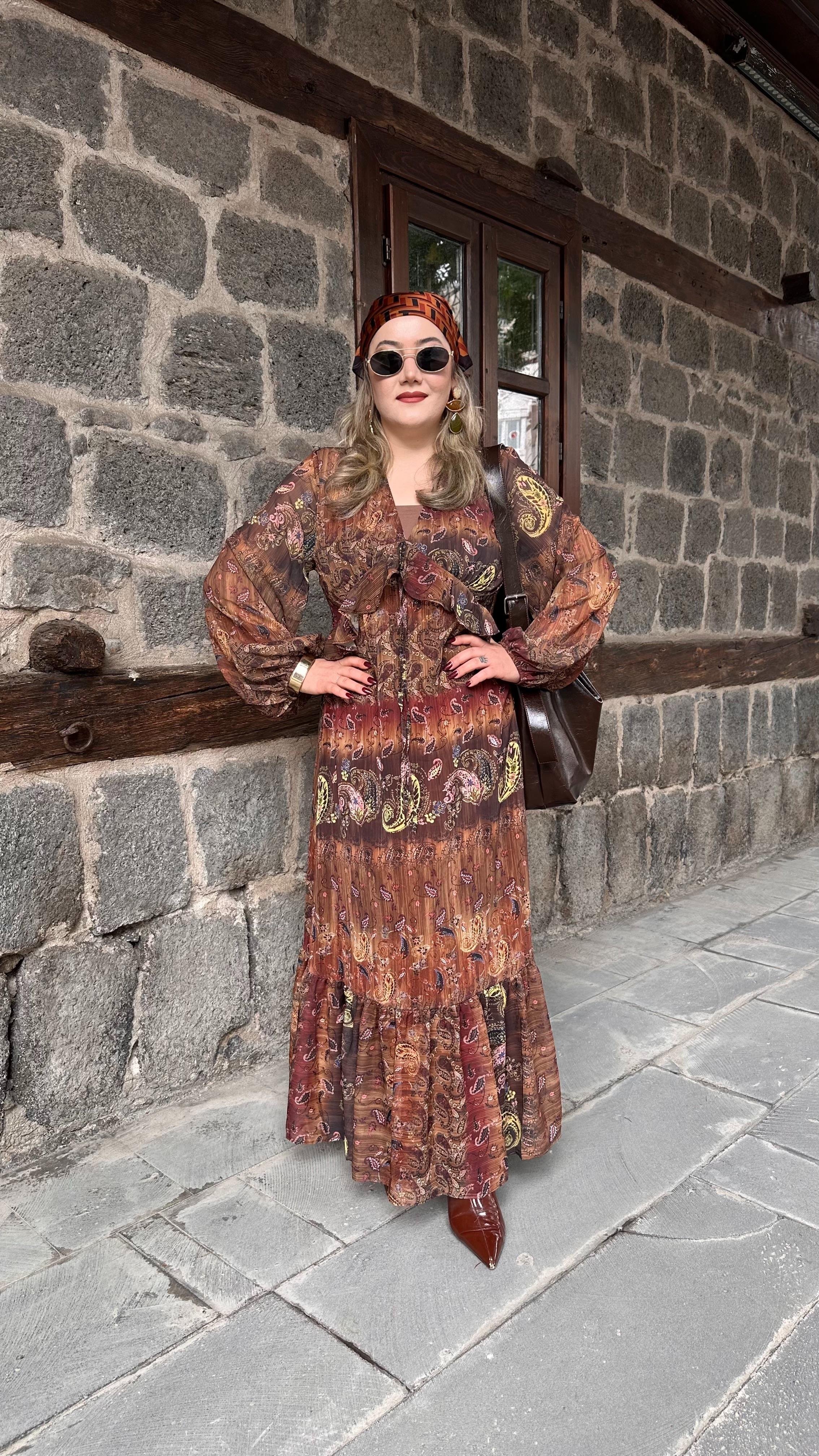 ŞAL DESEN V YAKA ŞİFON ELBİSE KAHVE