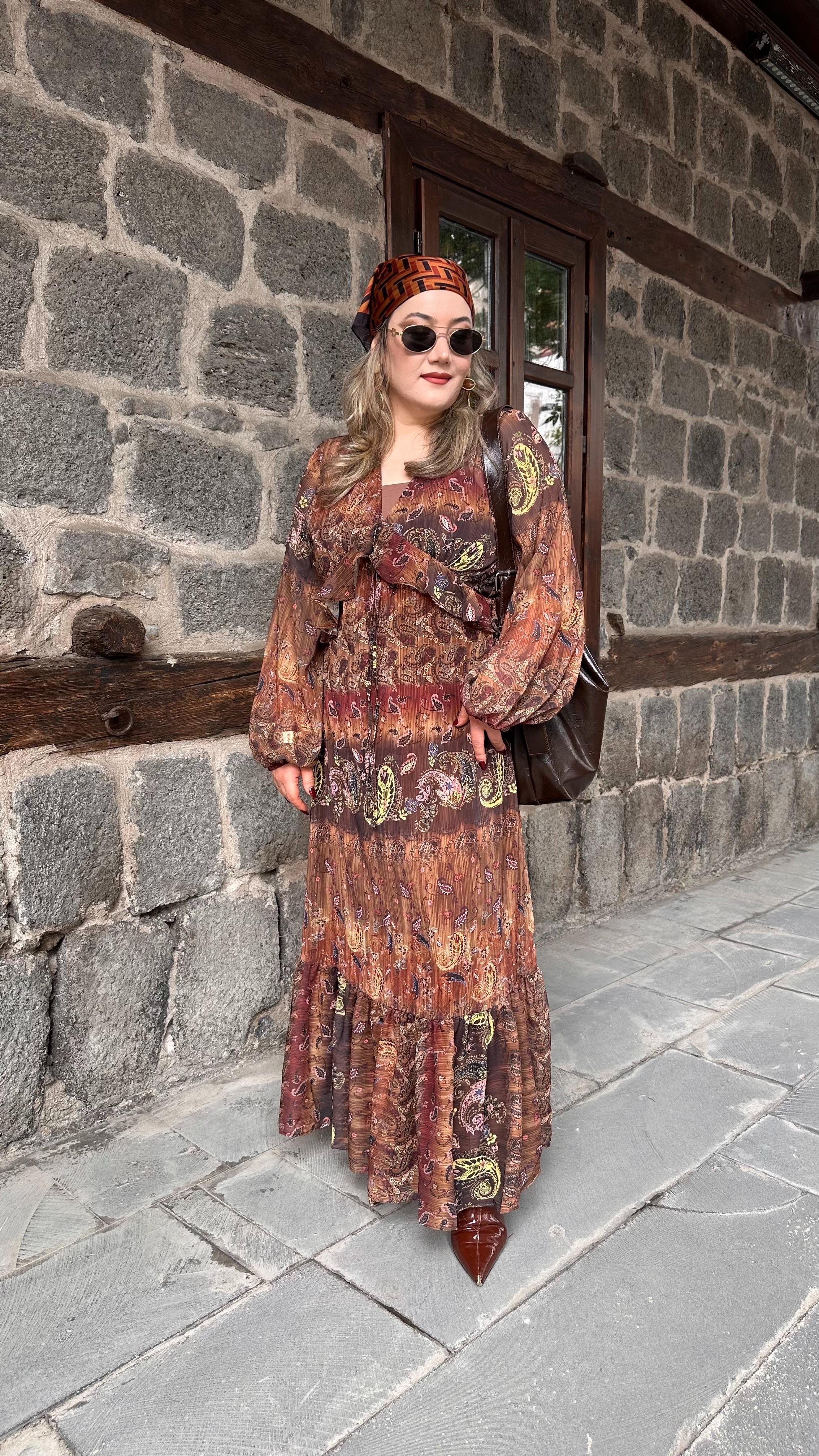ŞAL DESEN V YAKA ŞİFON ELBİSE KAHVE