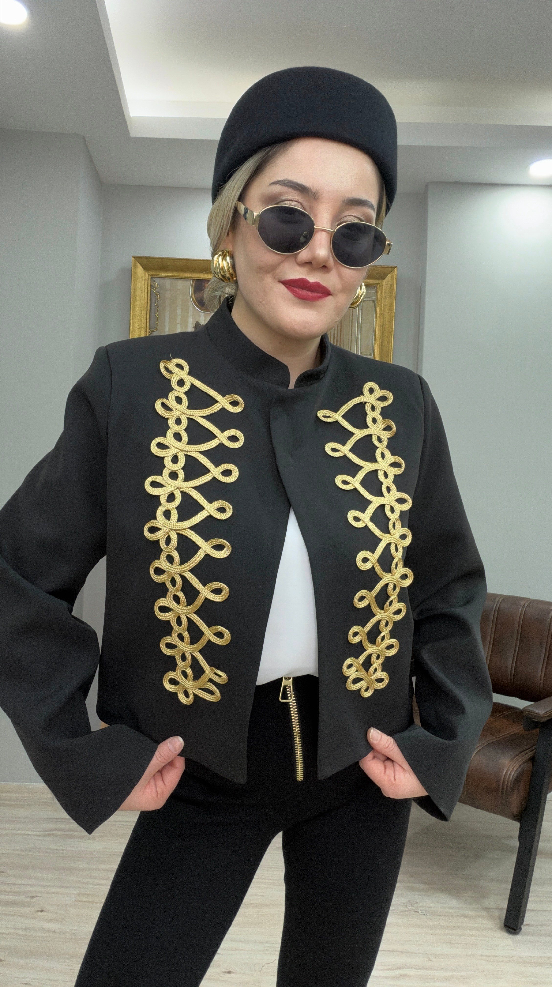 SIRMA NAKIŞLI DÜĞMELİ CROP CEKET