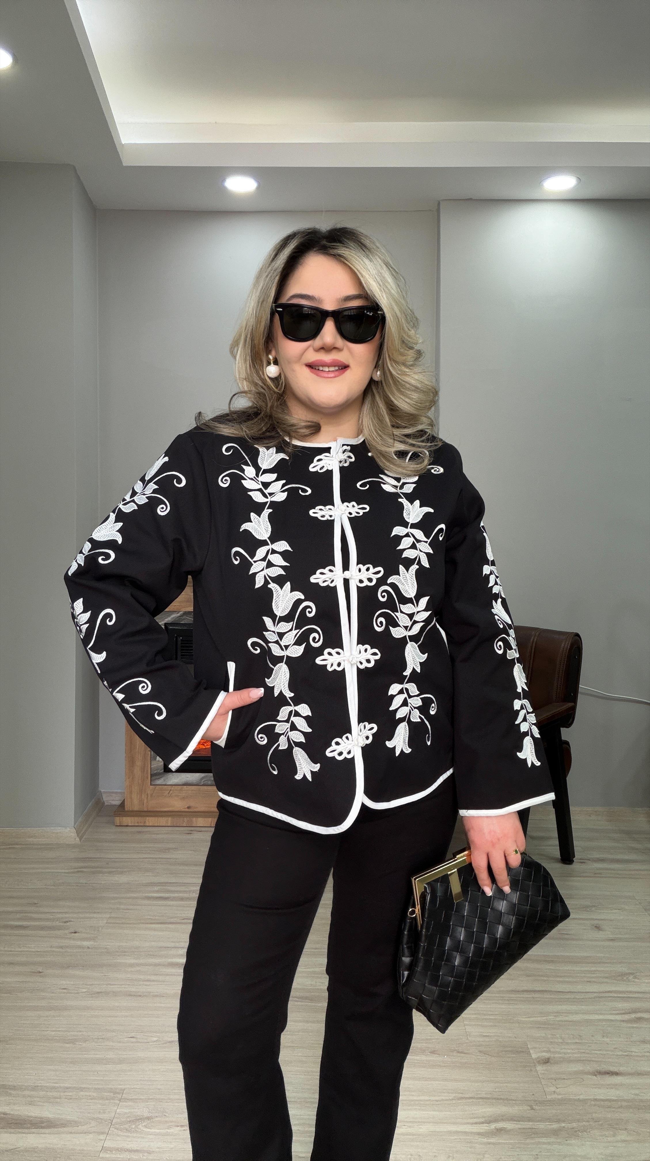 SİYAH BEYAZ NAKIŞLI MANDARİN CEKET 